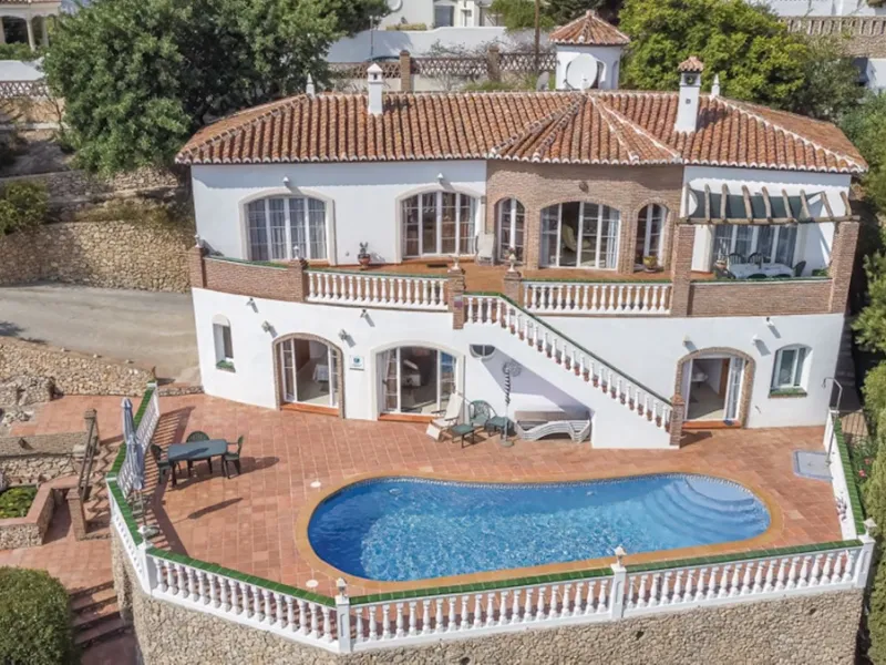 Stunning 5-Bedroom Villa with Separate Apartment in Exclusive Cortijos San Rafael