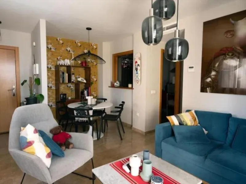 Discover this welcoming, bright, and airy apartment that combines light, comfort, and excellent features, ideal for year-round living or as an investment.