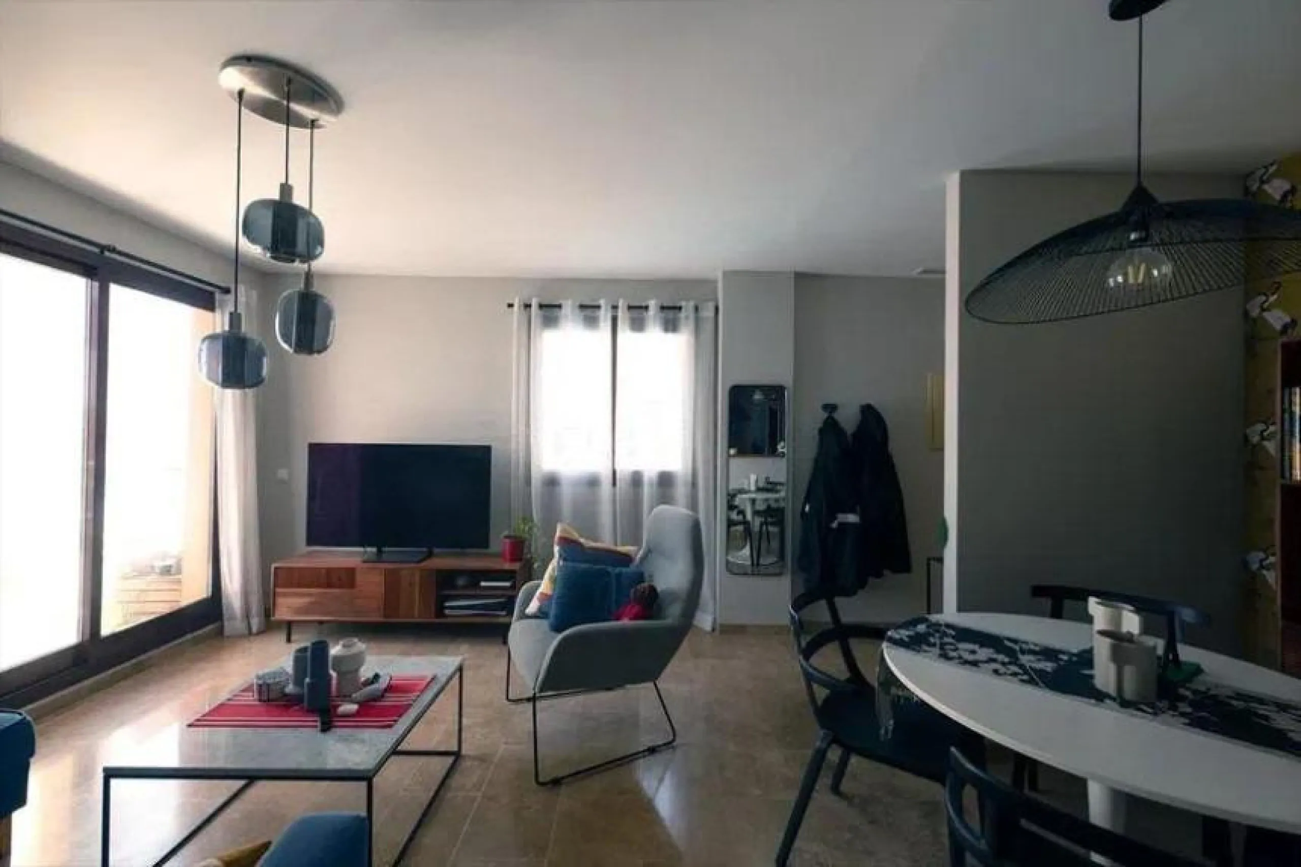 Discover this welcoming, bright, and airy apartment that combines light, comfort, and excellent features, ideal for year-round living or as an investment.