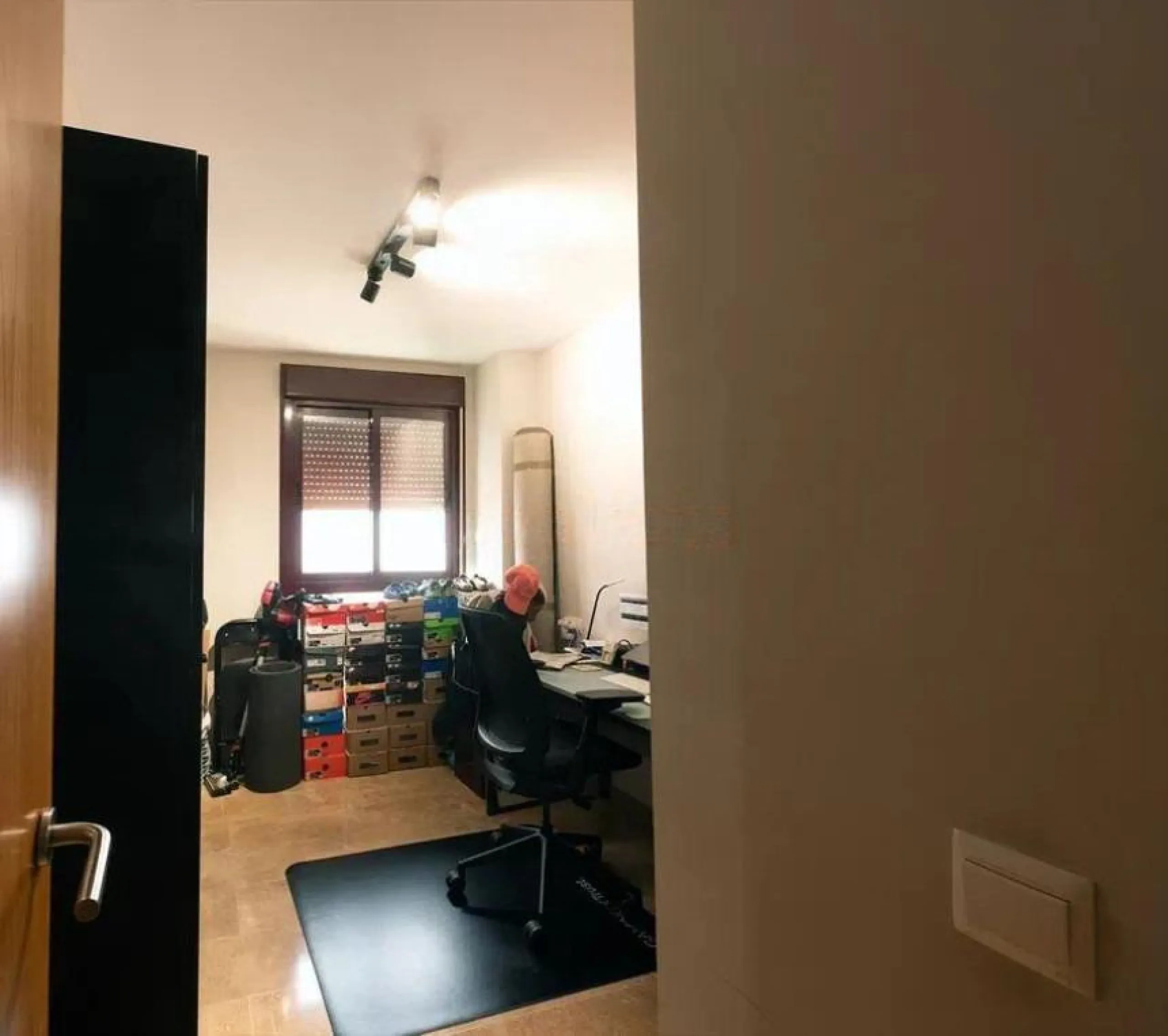 Discover this welcoming, bright, and airy apartment that combines light, comfort, and excellent features, ideal for year-round living or as an investment.