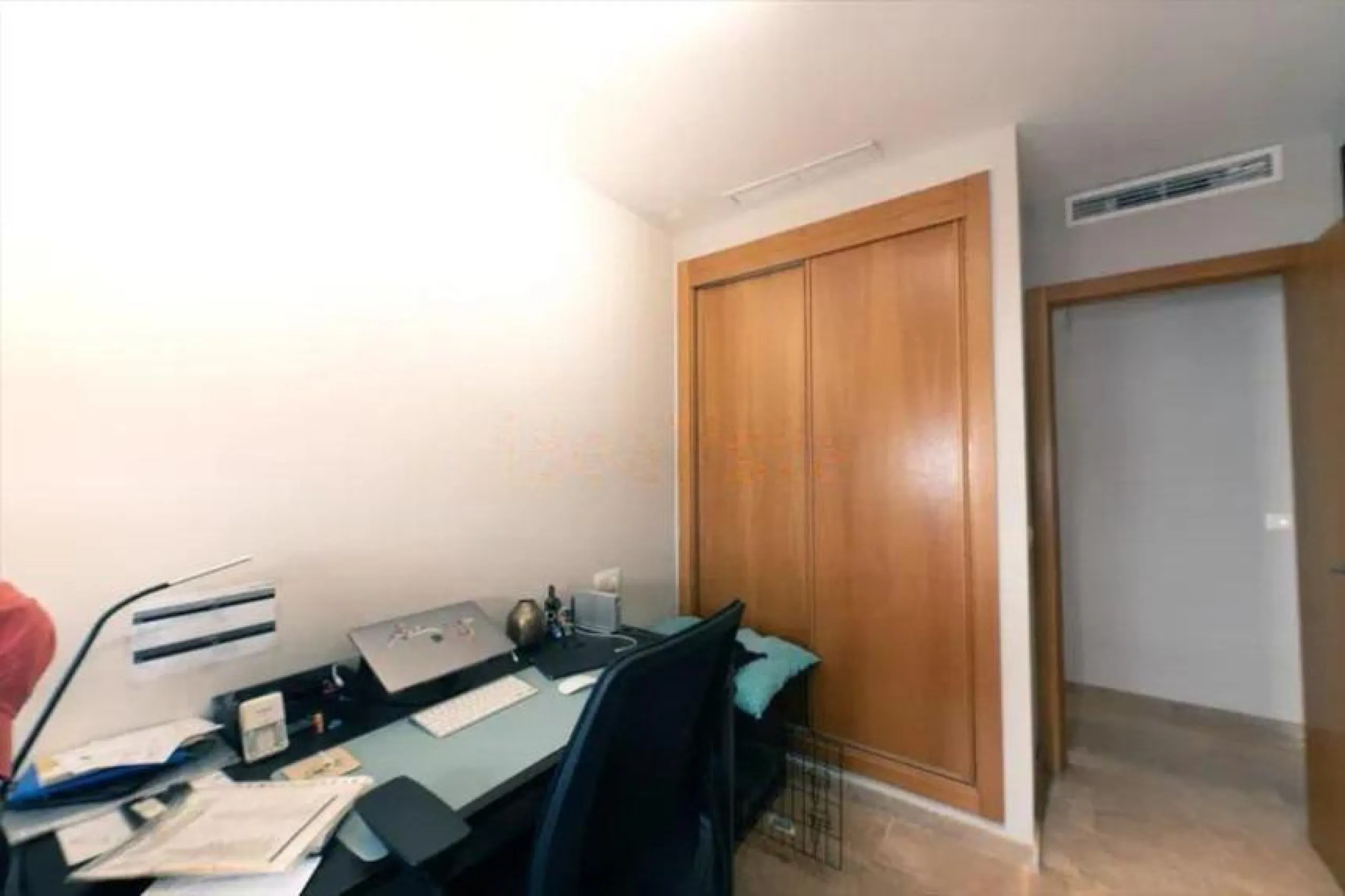 Discover this welcoming, bright, and airy apartment that combines light, comfort, and excellent features, ideal for year-round living or as an investment.