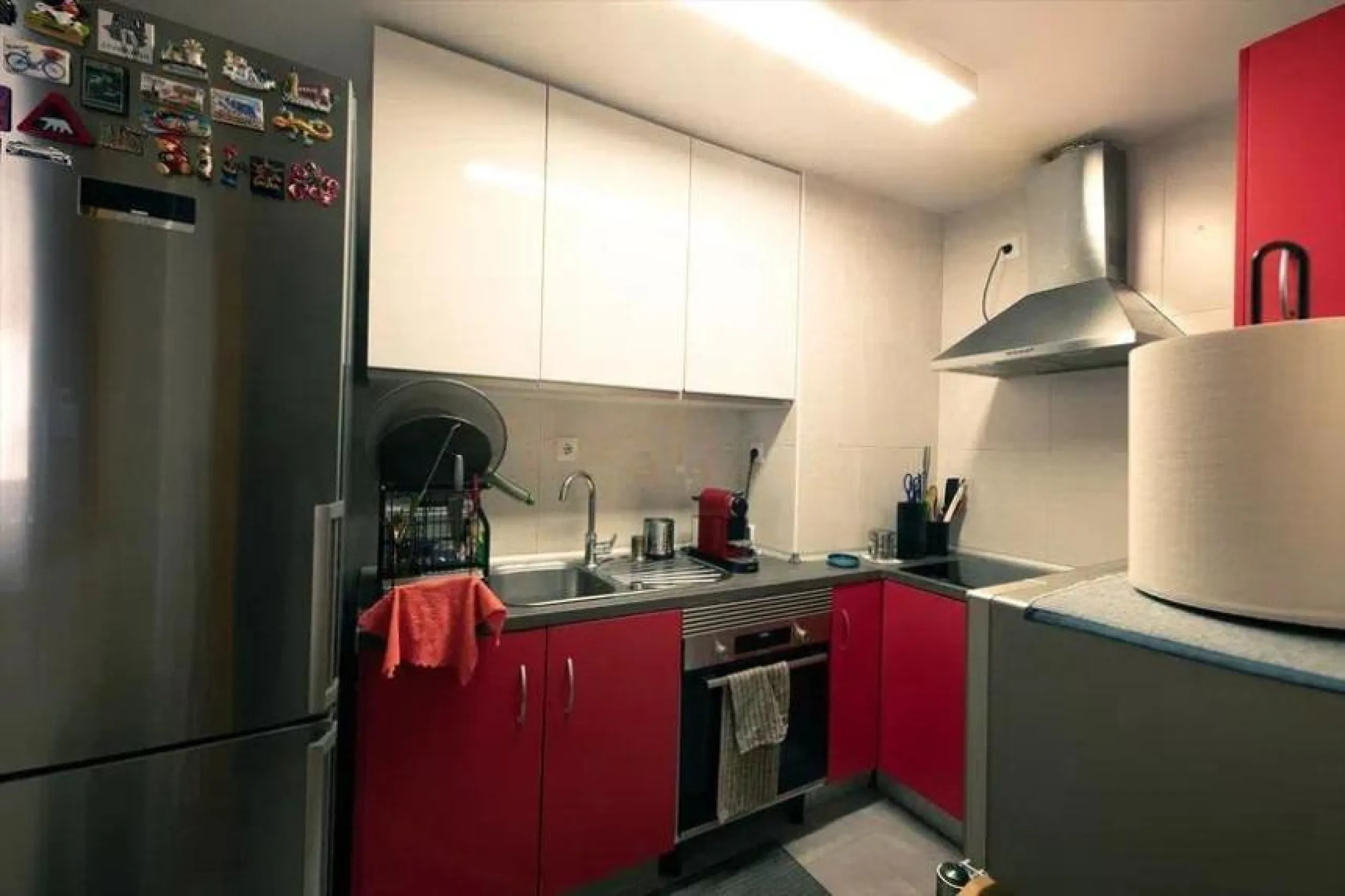 Discover this welcoming, bright, and airy apartment that combines light, comfort, and excellent features, ideal for year-round living or as an investment.