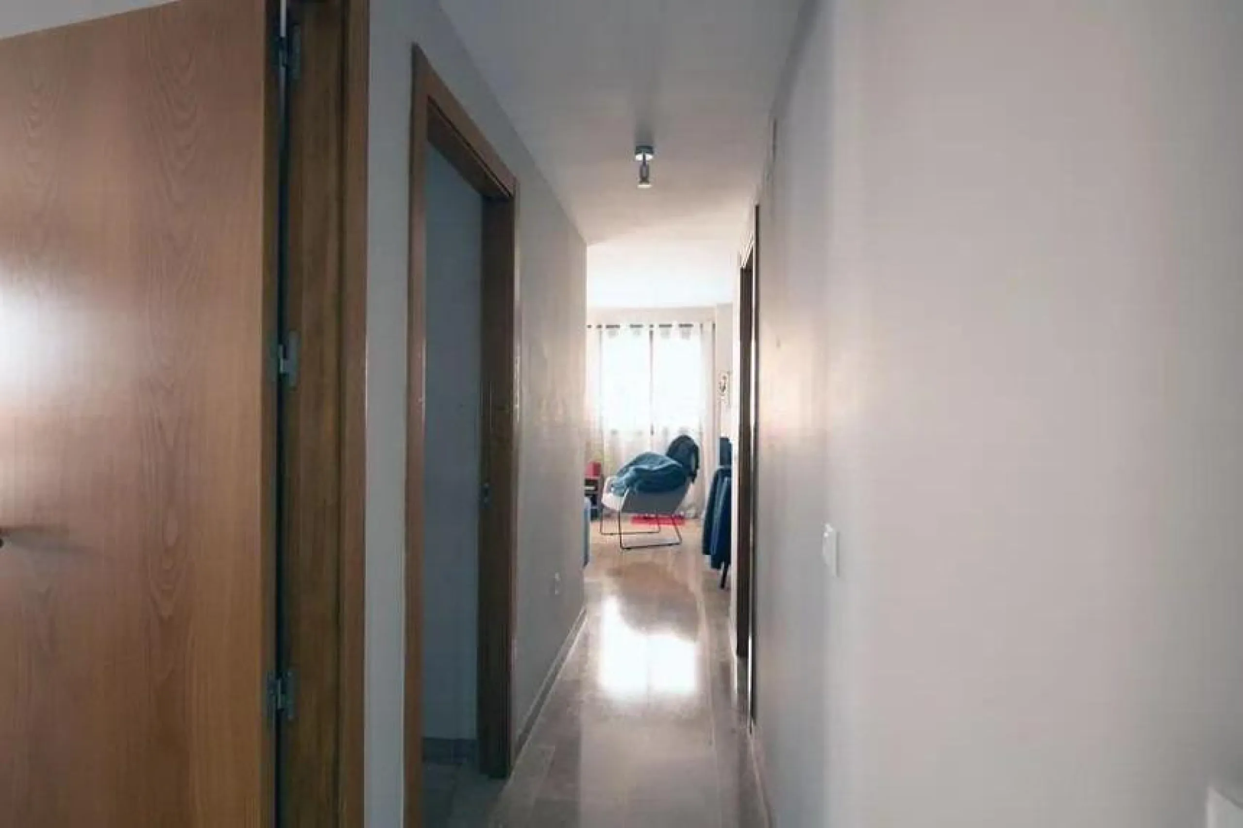 Discover this welcoming, bright, and airy apartment that combines light, comfort, and excellent features, ideal for year-round living or as an investment.