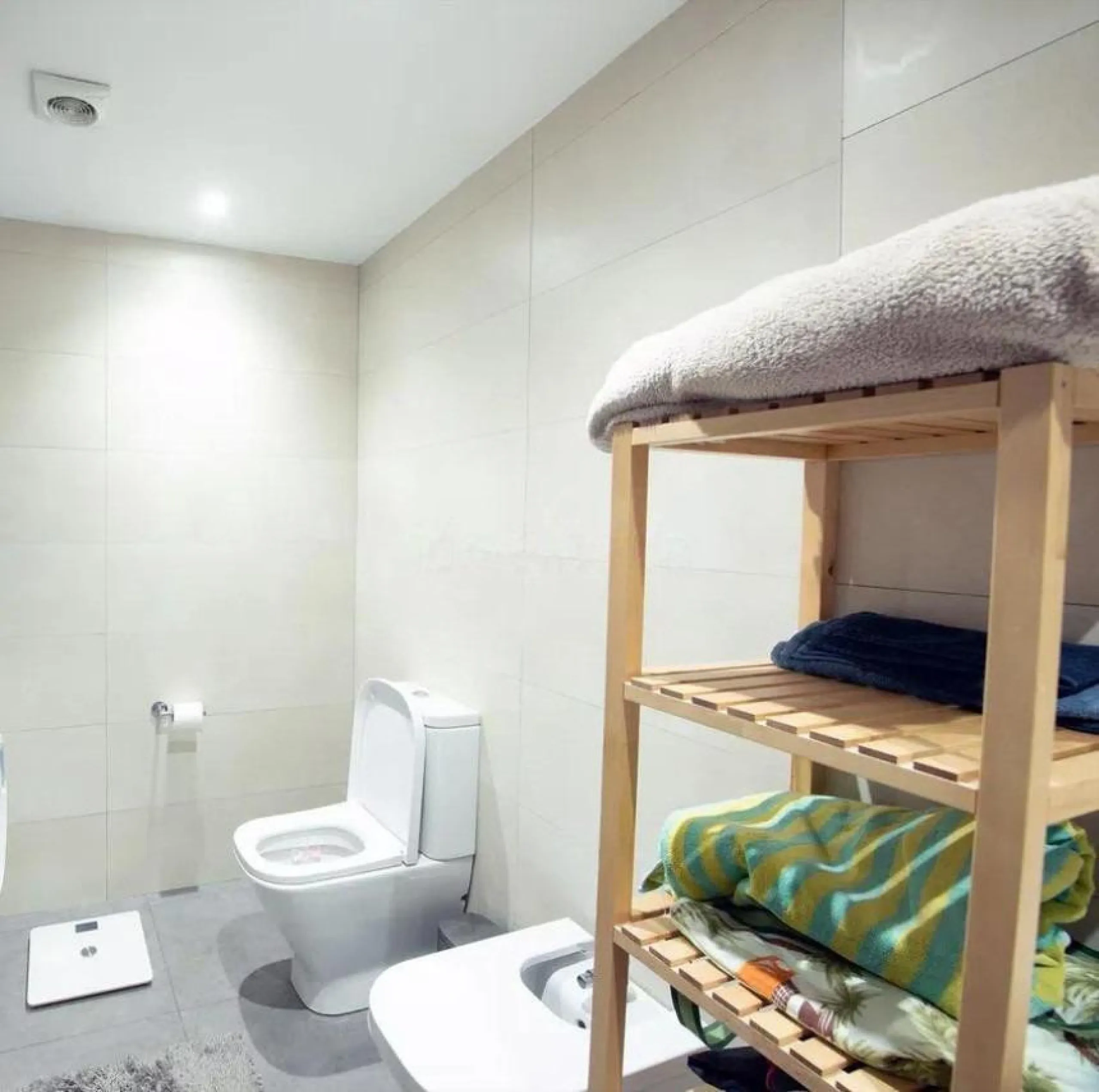 Discover this welcoming, bright, and airy apartment that combines light, comfort, and excellent features, ideal for year-round living or as an investment.