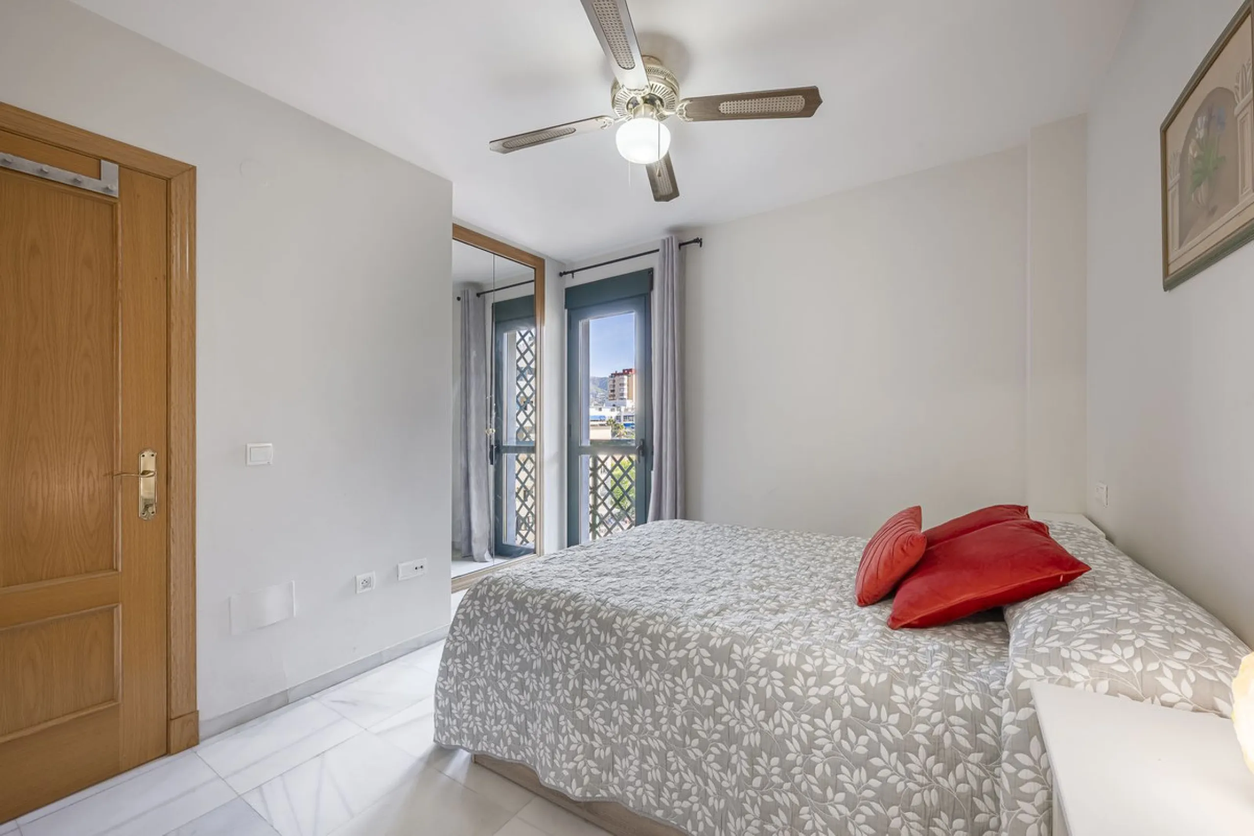 Apartment for sale in the Puerto Deportivo area of Fuengirola.