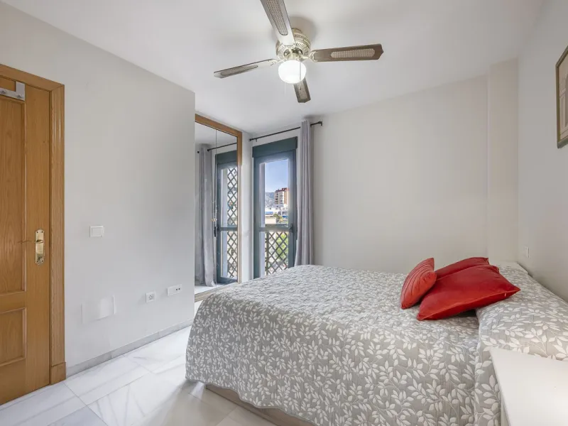 Apartment for sale in the Puerto Deportivo area of Fuengirola.