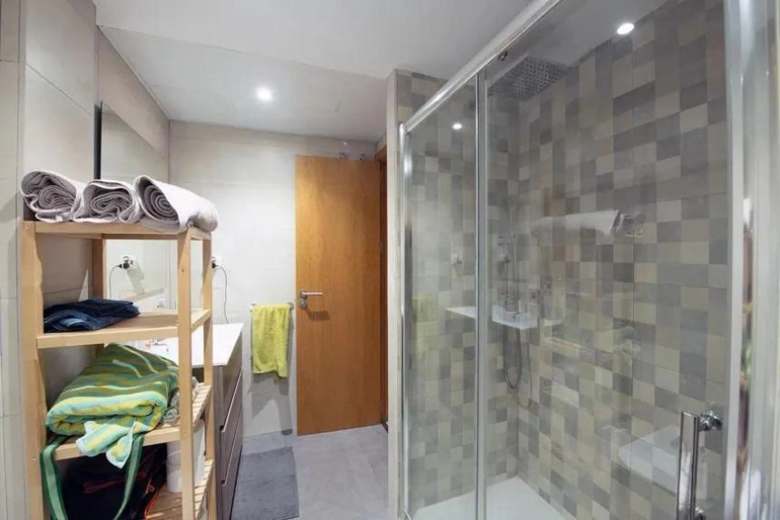 Discover this welcoming, bright, and airy apartment that combines light, comfort, and excellent features, ideal for year-round living or as an investment.