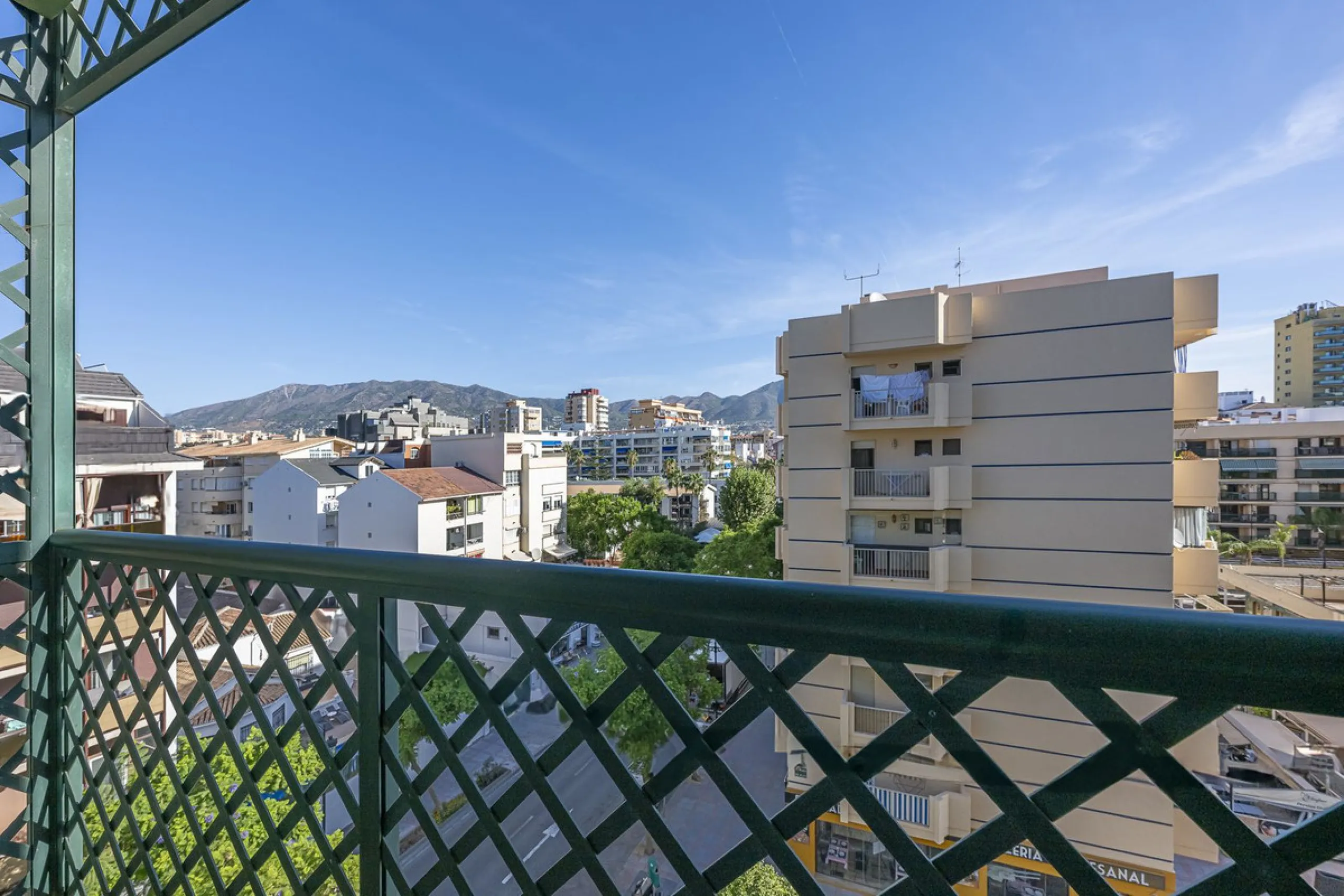 Apartment for sale in the Puerto Deportivo area of Fuengirola.