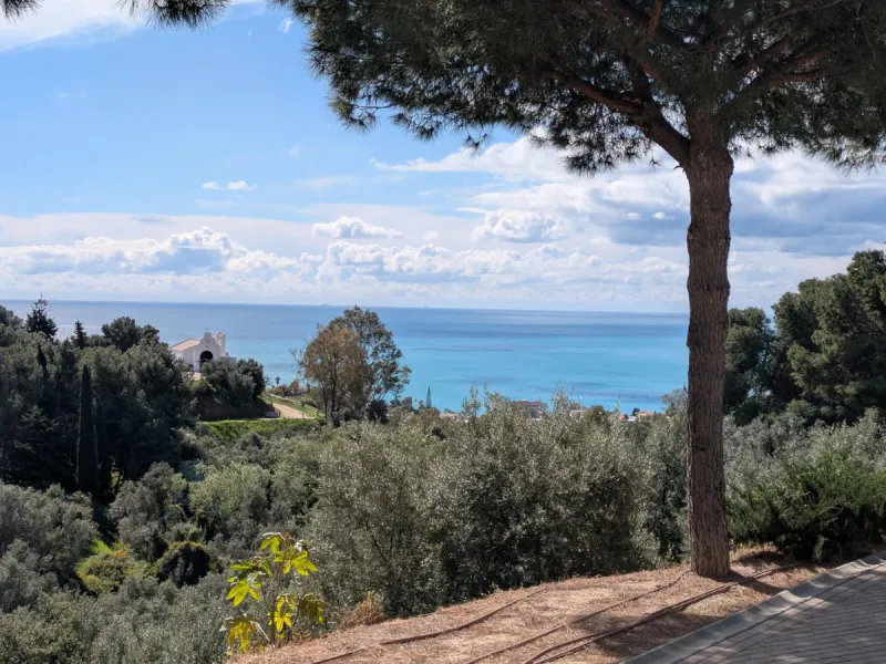 Discover this spectacular minimalist-style villa (built in 2019), located in one of the most privileged and tranquil areas of Benalmádena, surrounded by nature and with breathtaking sea views from its three terraces.