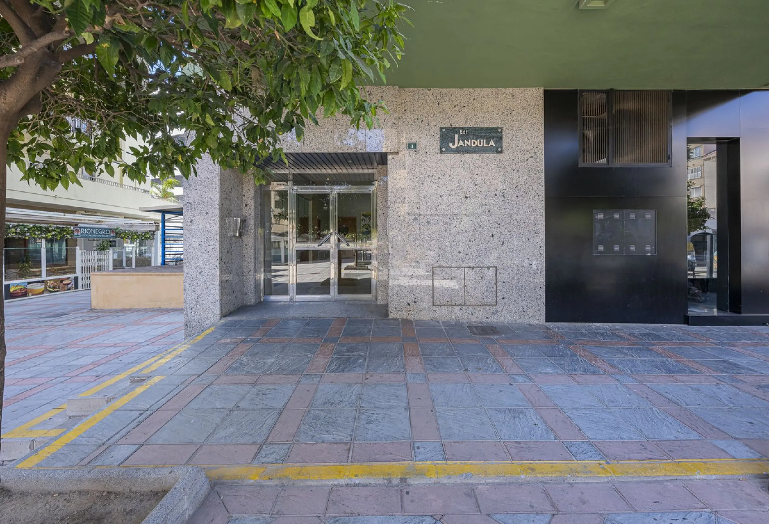 Apartment for sale in the Puerto Deportivo area of Fuengirola.