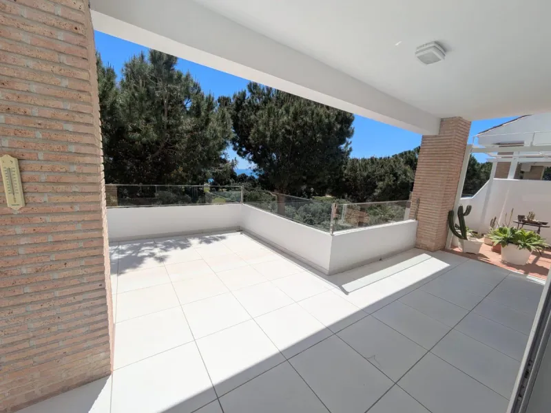 Discover this spectacular minimalist-style villa (built in 2019), located in one of the most privileged and tranquil areas of Benalmádena, surrounded by nature and with breathtaking sea views from its three terraces.
