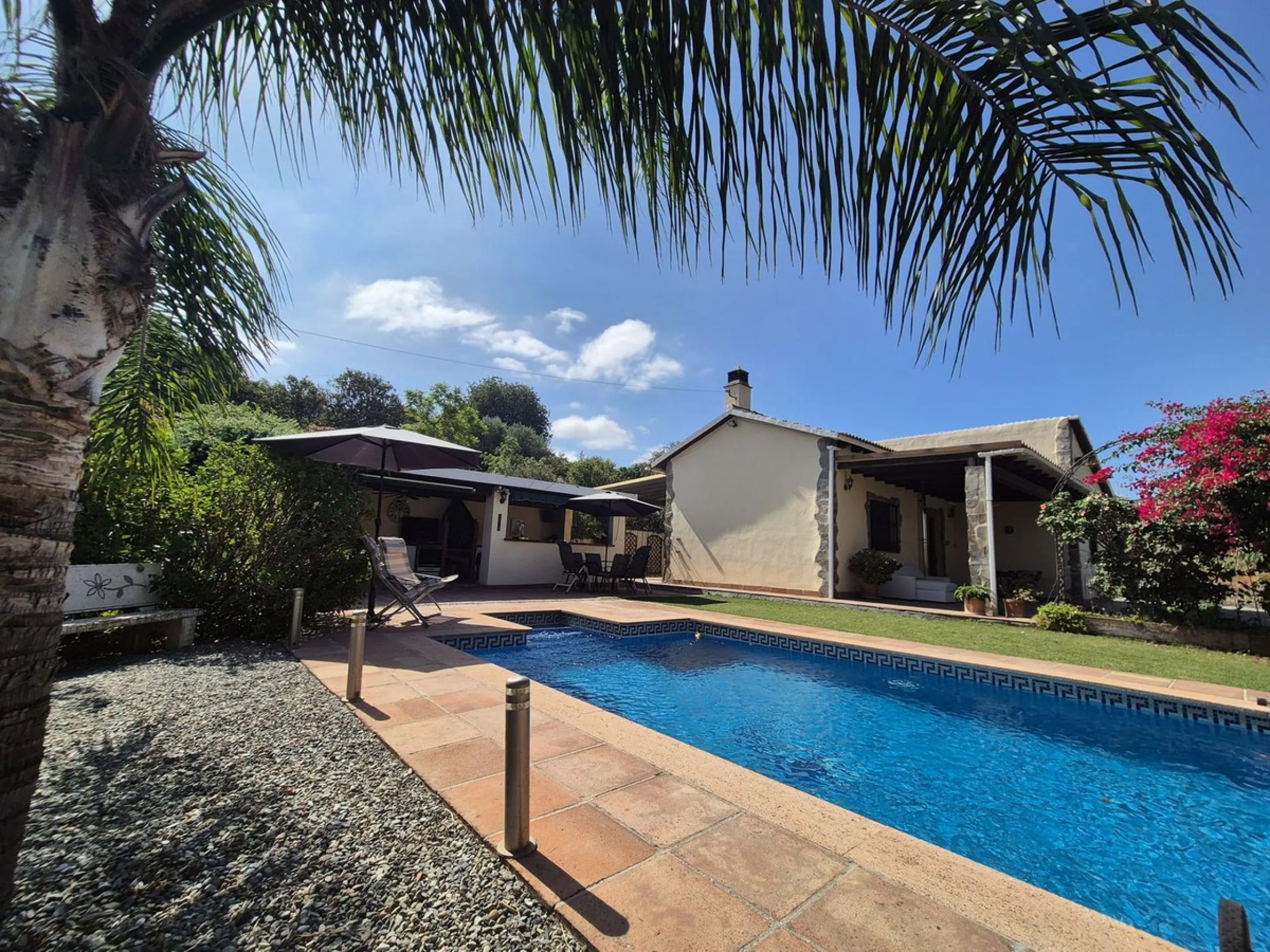 Fantastic opportunity to purchase this well kept, bright and spacious finca in between Alhaurín el Grande and Coin. The whole property, the pool, the outside kitchen etc, everything is legal and registered. Only asking price will be accepted.