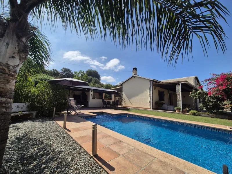 Fantastic opportunity to purchase this well kept, bright and spacious finca in between Alhaurín el Grande and Coin. The whole property, the pool, the outside kitchen etc, everything is legal and registered. Only asking price will be accepted.