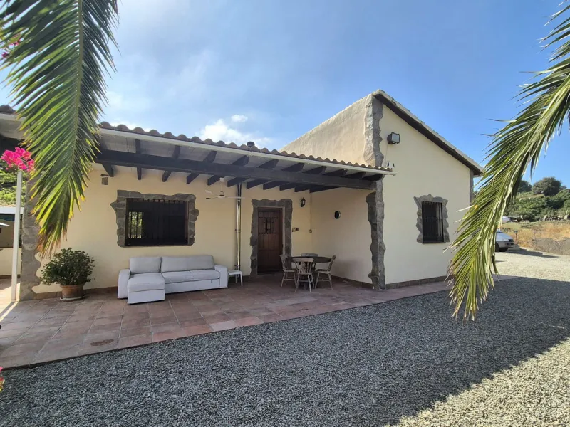 Fantastic opportunity to purchase this well kept, bright and spacious finca in between Alhaurín el Grande and Coin. The whole property, the pool, the outside kitchen etc, everything is legal and registered. Only asking price will be accepted.