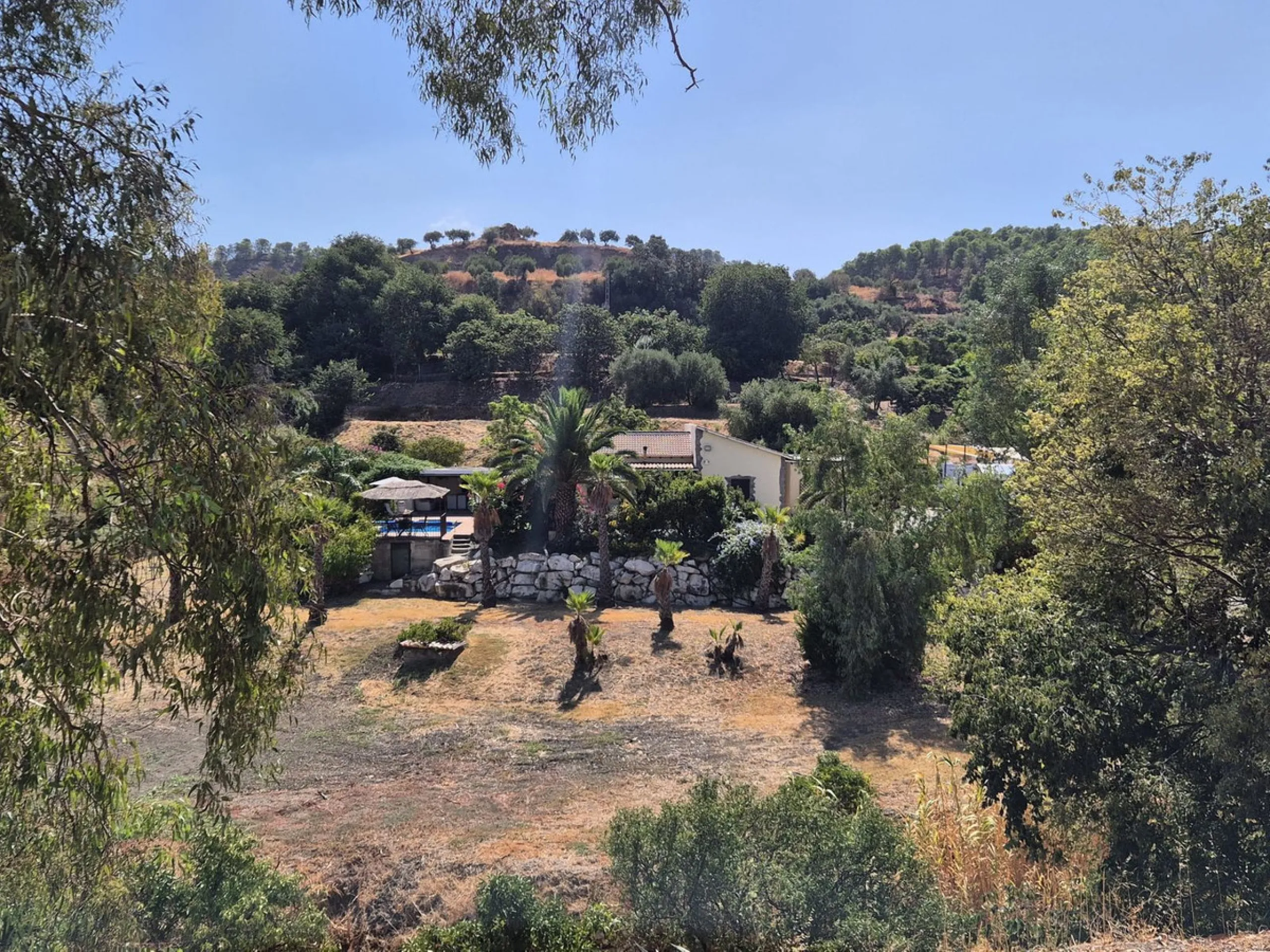 Fantastic opportunity to purchase this well kept, bright and spacious finca in between Alhaurín el Grande and Coin. The whole property, the pool, the outside kitchen etc, everything is legal and registered. Only asking price will be accepted.
