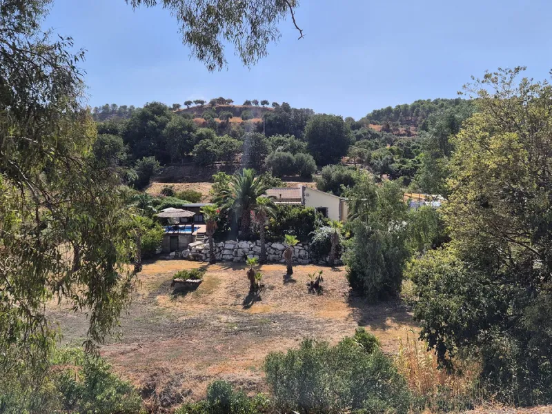 Fantastic opportunity to purchase this well kept, bright and spacious finca in between Alhaurín el Grande and Coin. The whole property, the pool, the outside kitchen etc, everything is legal and registered. Only asking price will be accepted.
