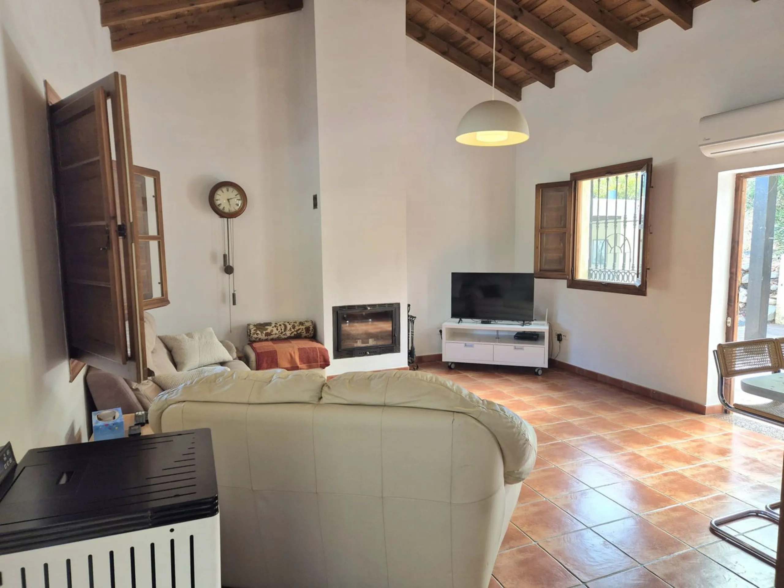 Fantastic opportunity to purchase this well kept, bright and spacious finca in between Alhaurín el Grande and Coin. The whole property, the pool, the outside kitchen etc, everything is legal and registered. Only asking price will be accepted.