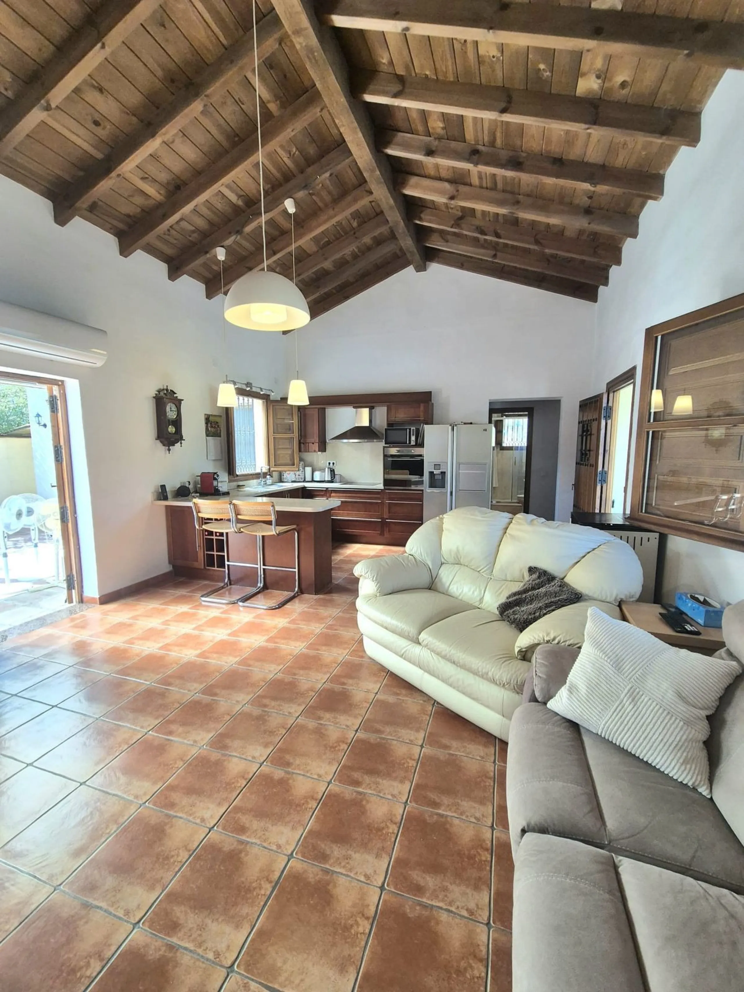 Fantastic opportunity to purchase this well kept, bright and spacious finca in between Alhaurín el Grande and Coin. The whole property, the pool, the outside kitchen etc, everything is legal and registered. Only asking price will be accepted.