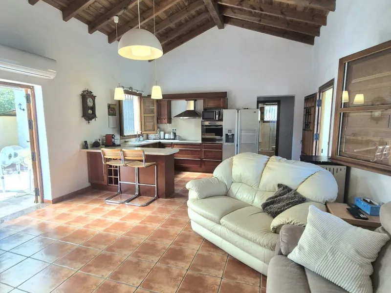 Fantastic opportunity to purchase this well kept, bright and spacious finca in between Alhaurín el Grande and Coin. The whole property, the pool, the outside kitchen etc, everything is legal and registered. Only asking price will be accepted.