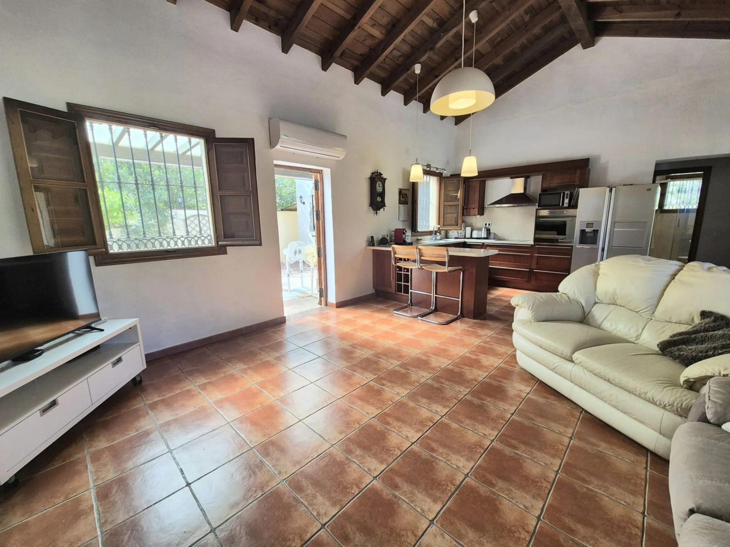 Fantastic opportunity to purchase this well kept, bright and spacious finca in between Alhaurín el Grande and Coin. The whole property, the pool, the outside kitchen etc, everything is legal and registered. Only asking price will be accepted.
