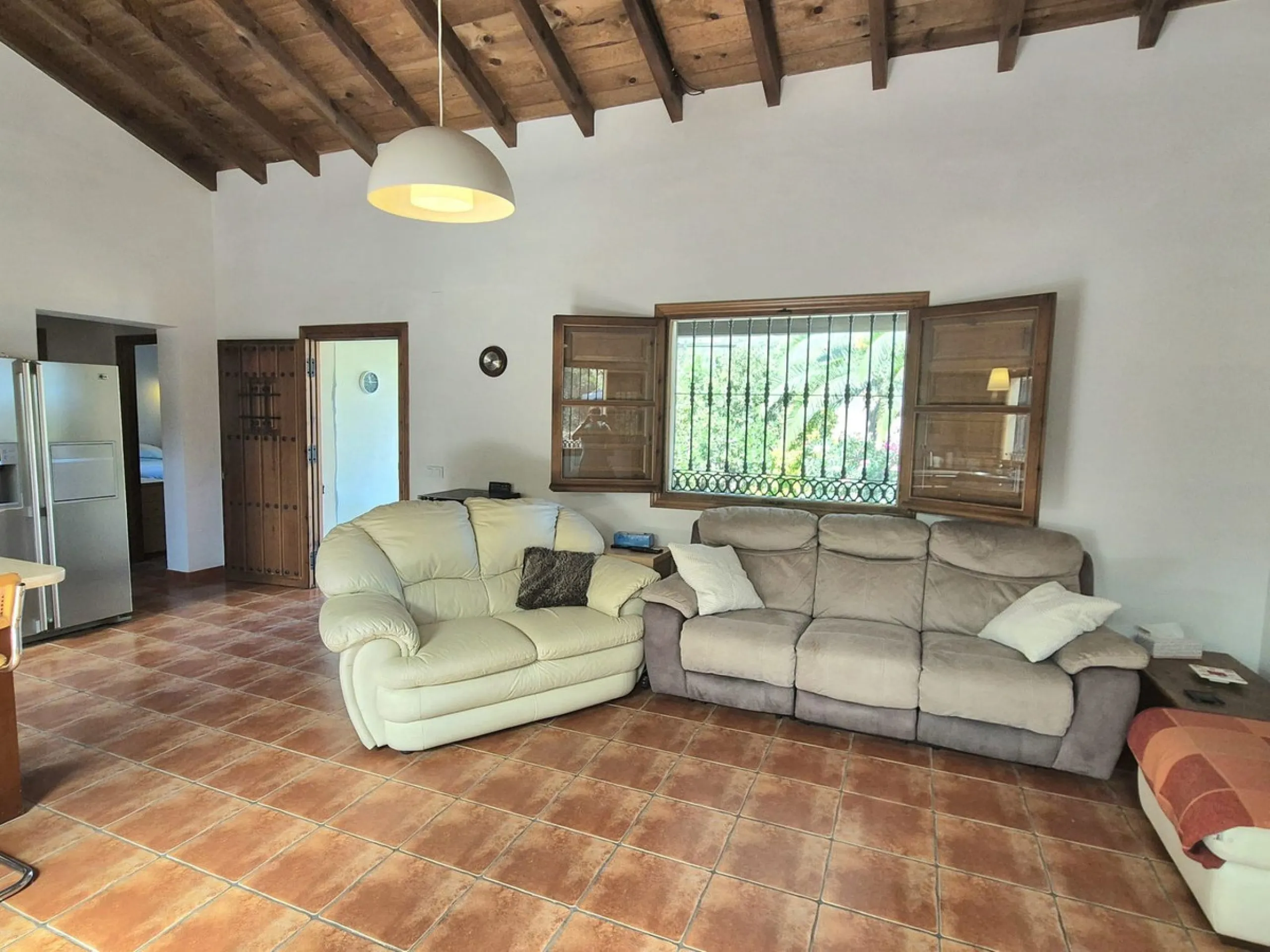 Fantastic opportunity to purchase this well kept, bright and spacious finca in between Alhaurín el Grande and Coin. The whole property, the pool, the outside kitchen etc, everything is legal and registered. Only asking price will be accepted.