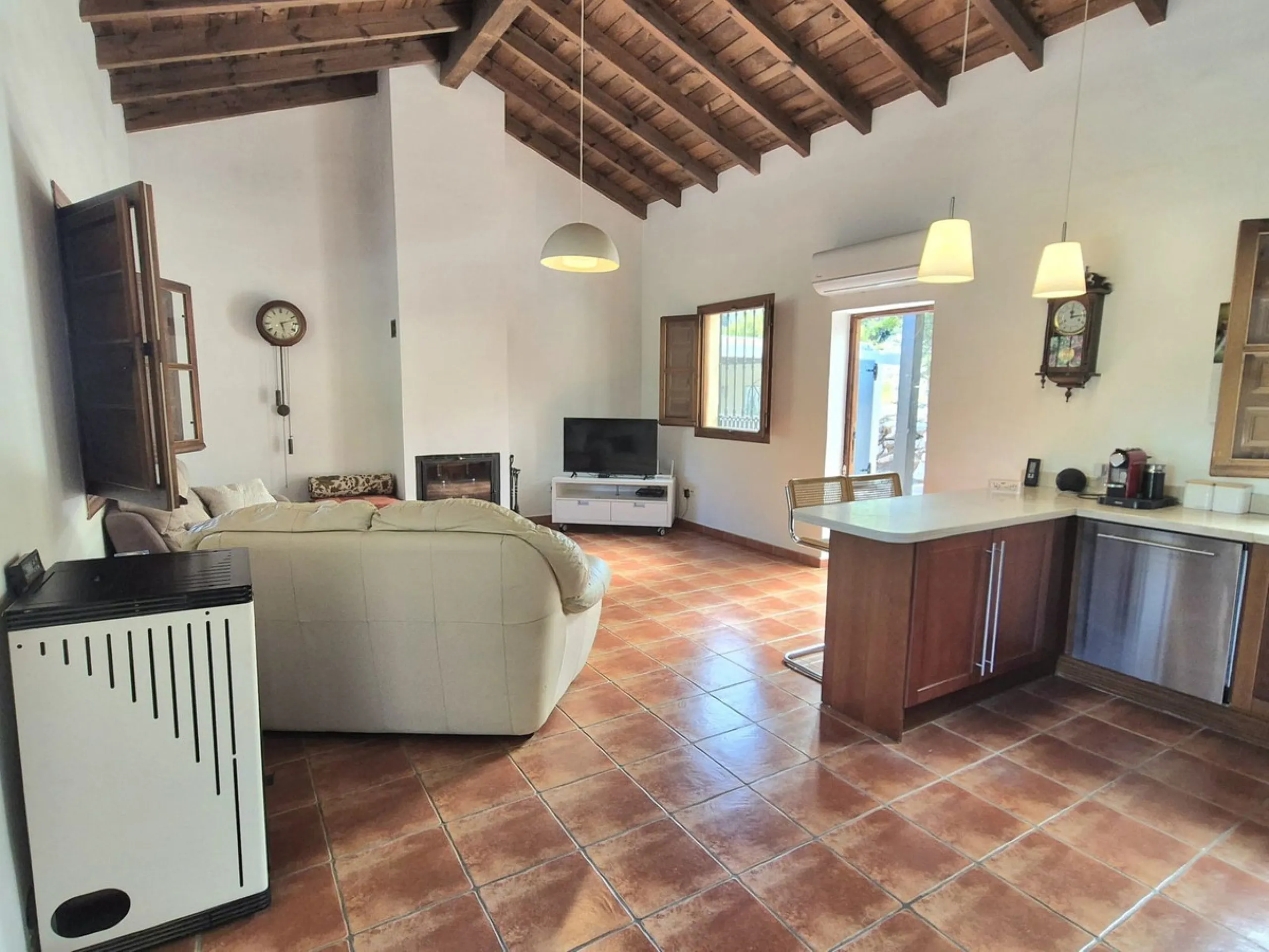 Fantastic opportunity to purchase this well kept, bright and spacious finca in between Alhaurín el Grande and Coin. The whole property, the pool, the outside kitchen etc, everything is legal and registered. Only asking price will be accepted.