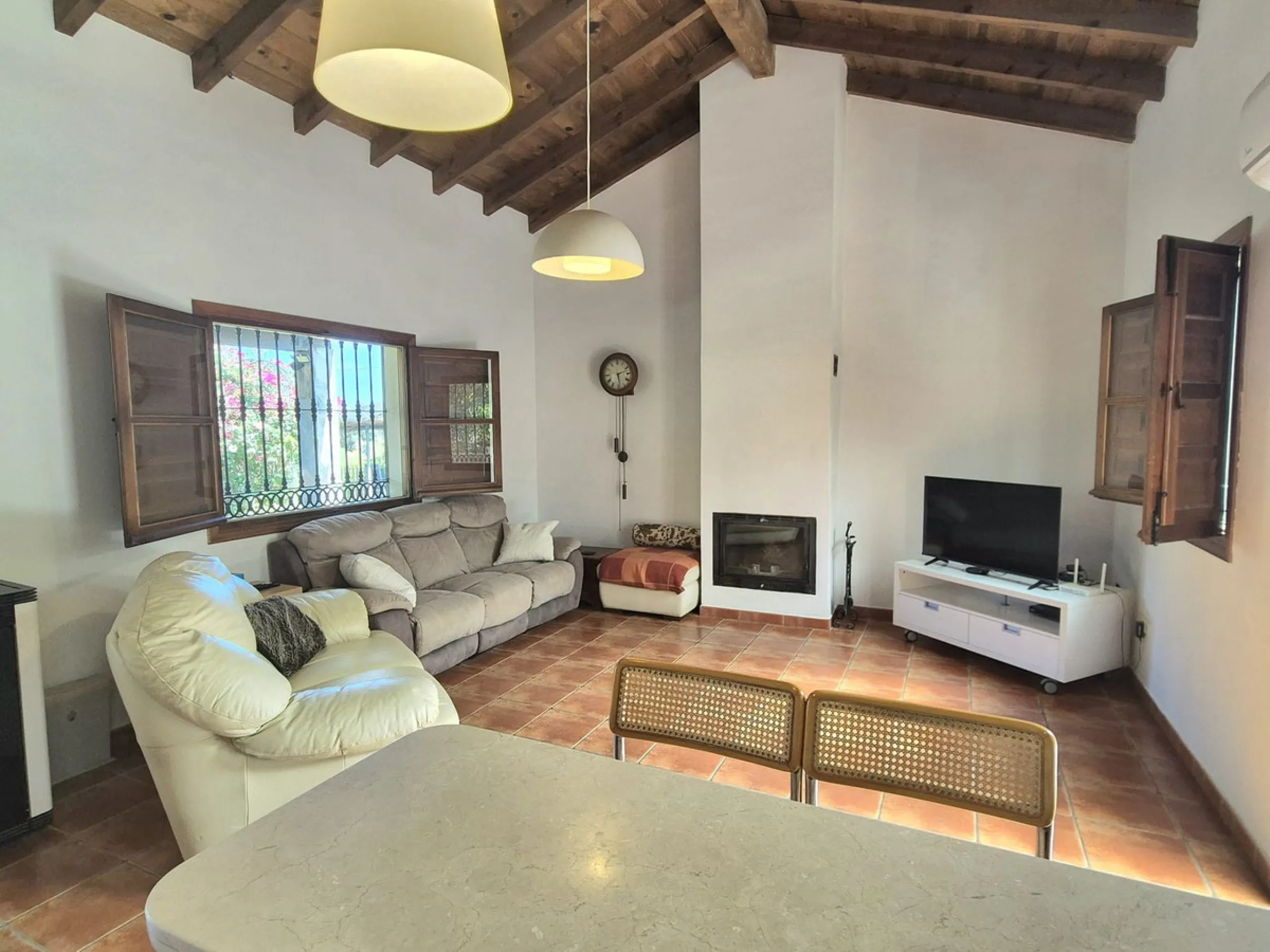 Fantastic opportunity to purchase this well kept, bright and spacious finca in between Alhaurín el Grande and Coin. The whole property, the pool, the outside kitchen etc, everything is legal and registered. Only asking price will be accepted.