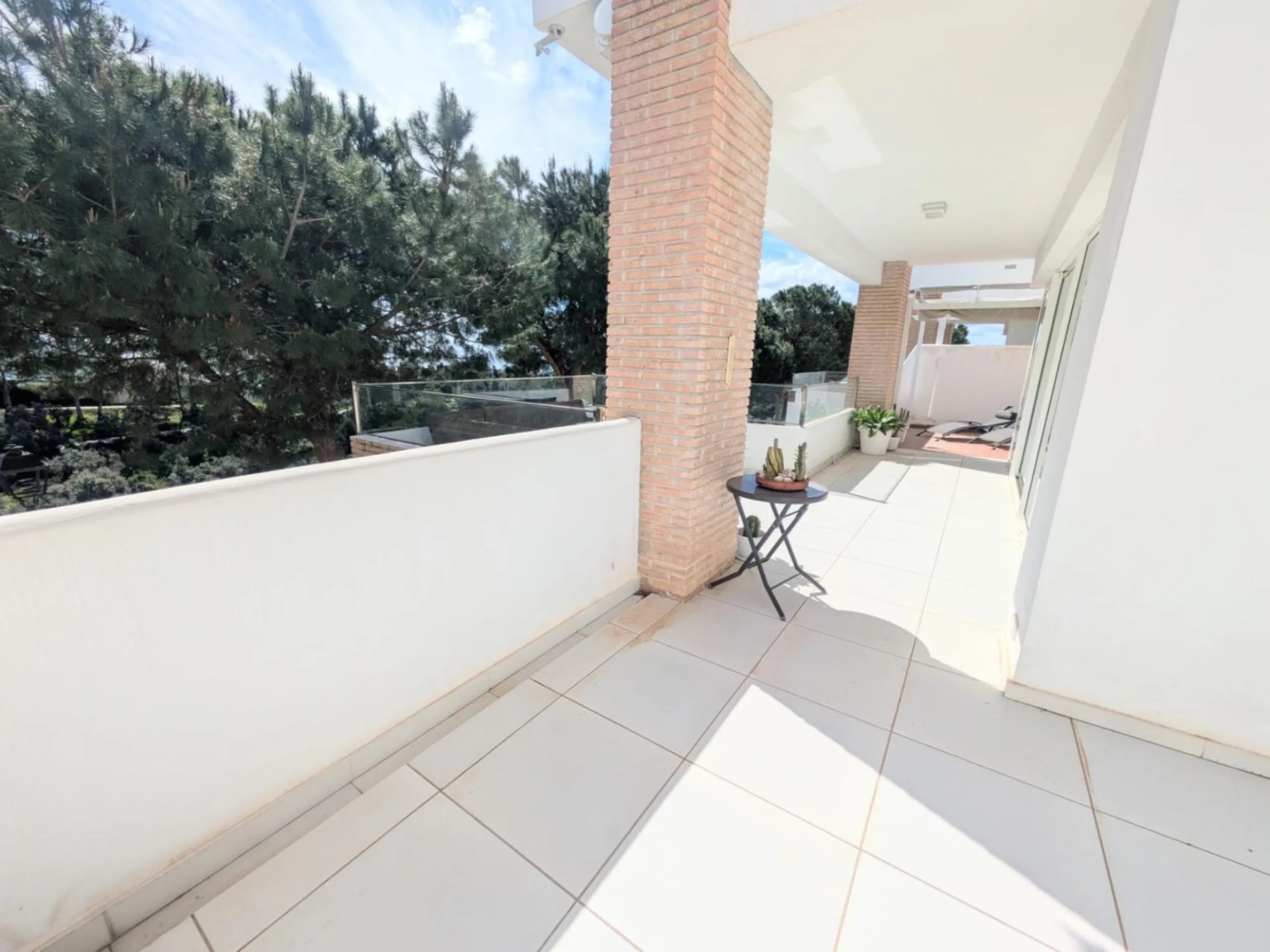 Discover this spectacular minimalist-style villa (built in 2019), located in one of the most privileged and tranquil areas of Benalmádena, surrounded by nature and with breathtaking sea views from its three terraces.