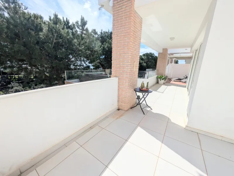 Discover this spectacular minimalist-style villa (built in 2019), located in one of the most privileged and tranquil areas of Benalmádena, surrounded by nature and with breathtaking sea views from its three terraces.