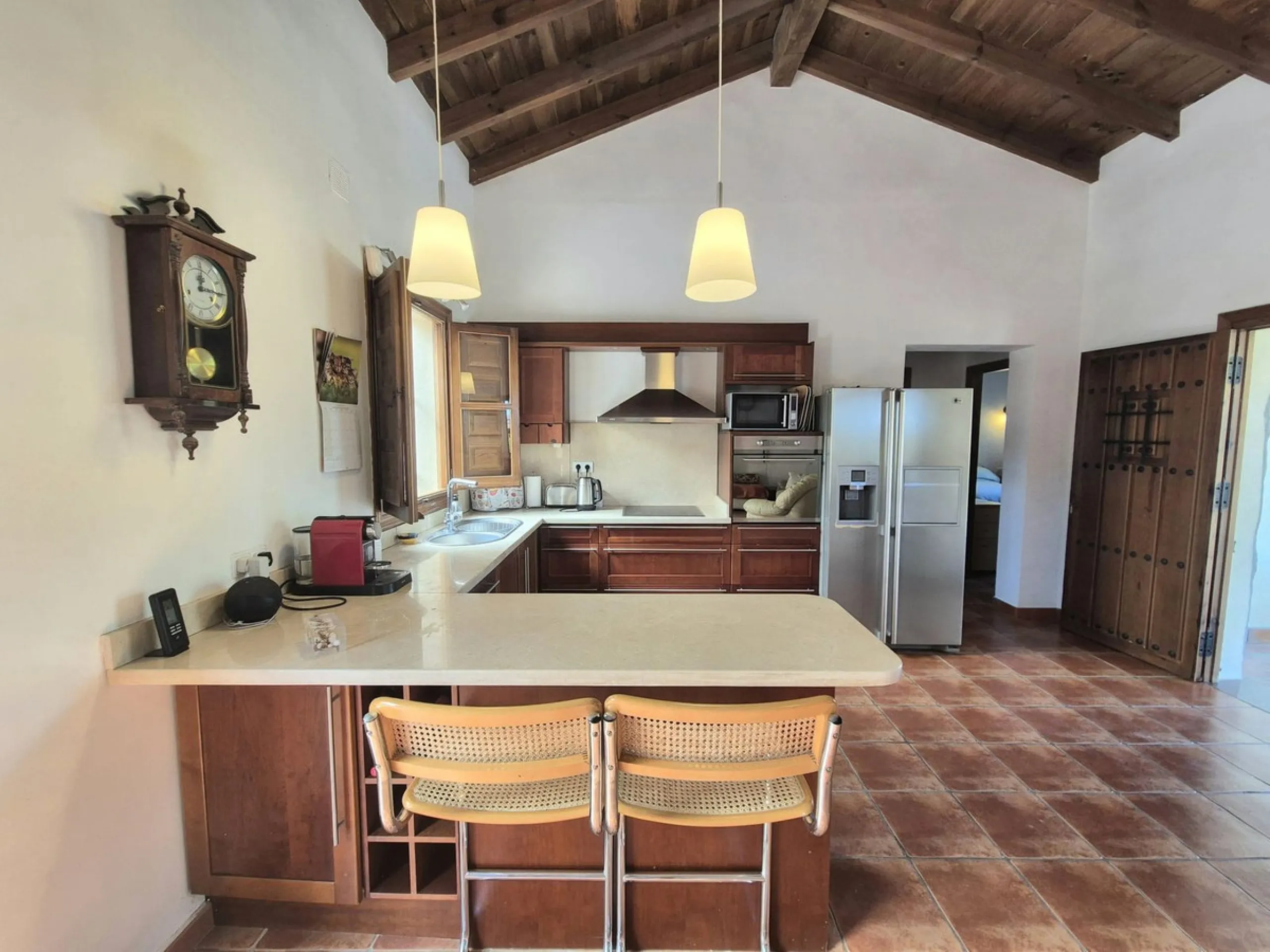 Fantastic opportunity to purchase this well kept, bright and spacious finca in between Alhaurín el Grande and Coin. The whole property, the pool, the outside kitchen etc, everything is legal and registered. Only asking price will be accepted.