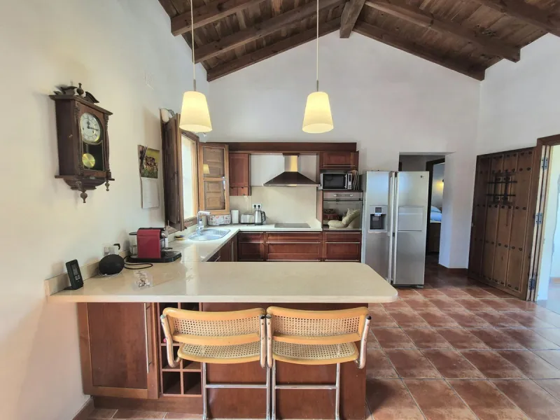 Fantastic opportunity to purchase this well kept, bright and spacious finca in between Alhaurín el Grande and Coin. The whole property, the pool, the outside kitchen etc, everything is legal and registered. Only asking price will be accepted.