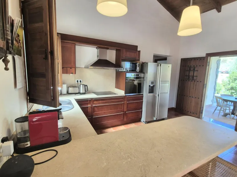 Fantastic opportunity to purchase this well kept, bright and spacious finca in between Alhaurín el Grande and Coin. The whole property, the pool, the outside kitchen etc, everything is legal and registered. Only asking price will be accepted.