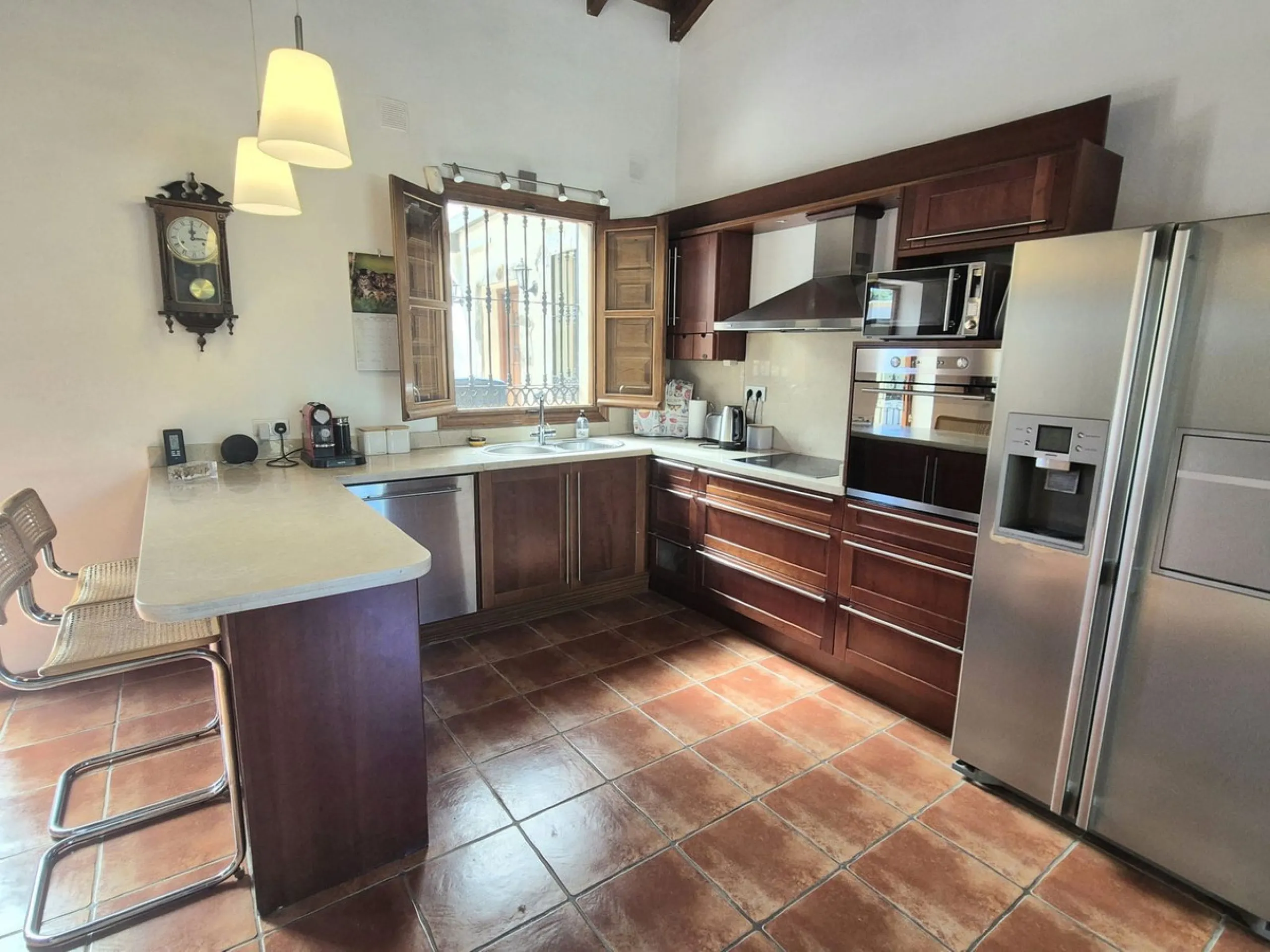 Fantastic opportunity to purchase this well kept, bright and spacious finca in between Alhaurín el Grande and Coin. The whole property, the pool, the outside kitchen etc, everything is legal and registered. Only asking price will be accepted.