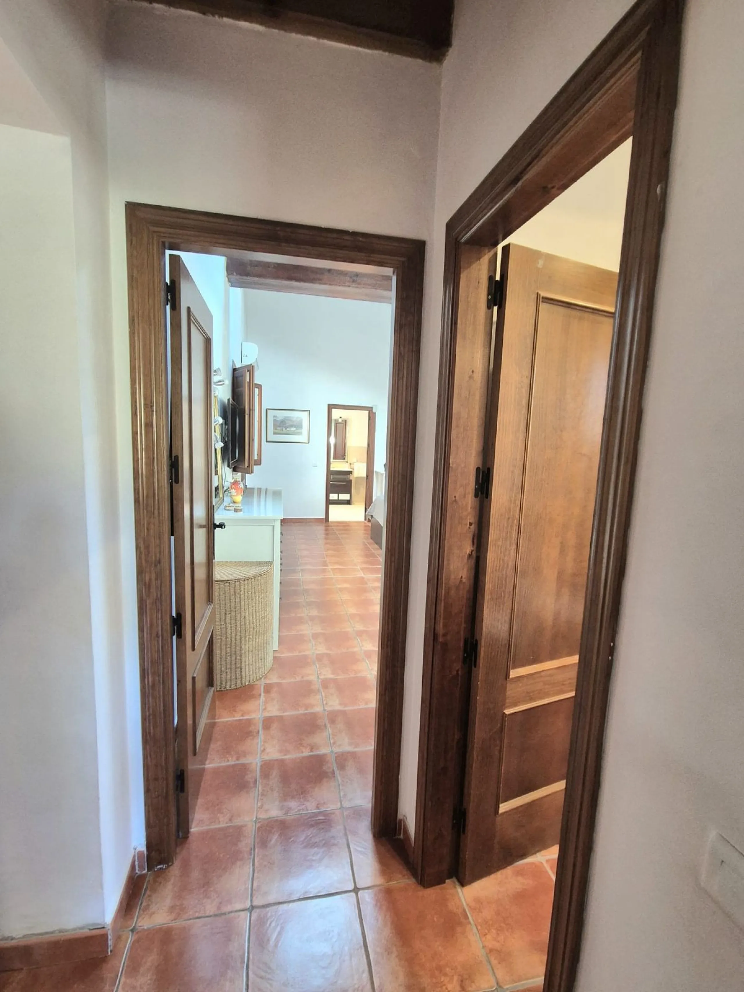 Fantastic opportunity to purchase this well kept, bright and spacious finca in between Alhaurín el Grande and Coin. The whole property, the pool, the outside kitchen etc, everything is legal and registered. Only asking price will be accepted.
