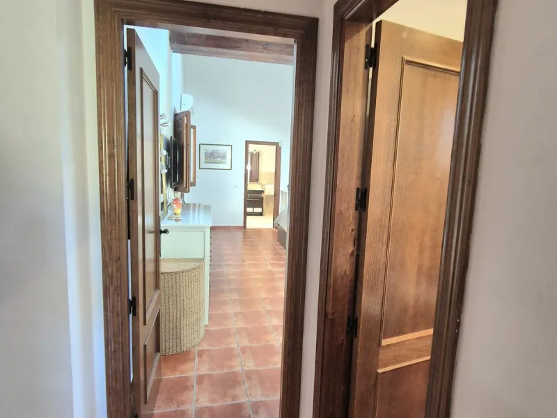 Fantastic opportunity to purchase this well kept, bright and spacious finca in between Alhaurín el Grande and Coin. The whole property, the pool, the outside kitchen etc, everything is legal and registered. Only asking price will be accepted.