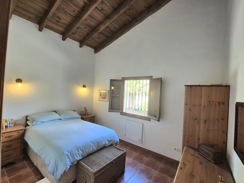 Fantastic opportunity to purchase this well kept, bright and spacious finca in between Alhaurín el Grande and Coin. The whole property, the pool, the outside kitchen etc, everything is legal and registered. Only asking price will be accepted.
