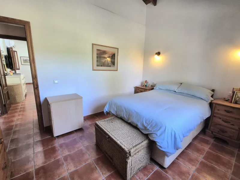 Fantastic opportunity to purchase this well kept, bright and spacious finca in between Alhaurín el Grande and Coin. The whole property, the pool, the outside kitchen etc, everything is legal and registered. Only asking price will be accepted.
