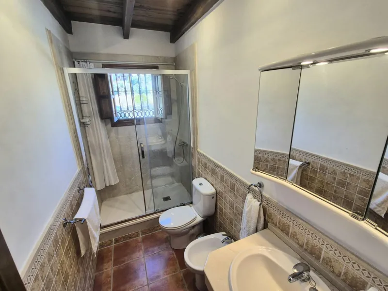 Fantastic opportunity to purchase this well kept, bright and spacious finca in between Alhaurín el Grande and Coin. The whole property, the pool, the outside kitchen etc, everything is legal and registered. Only asking price will be accepted.