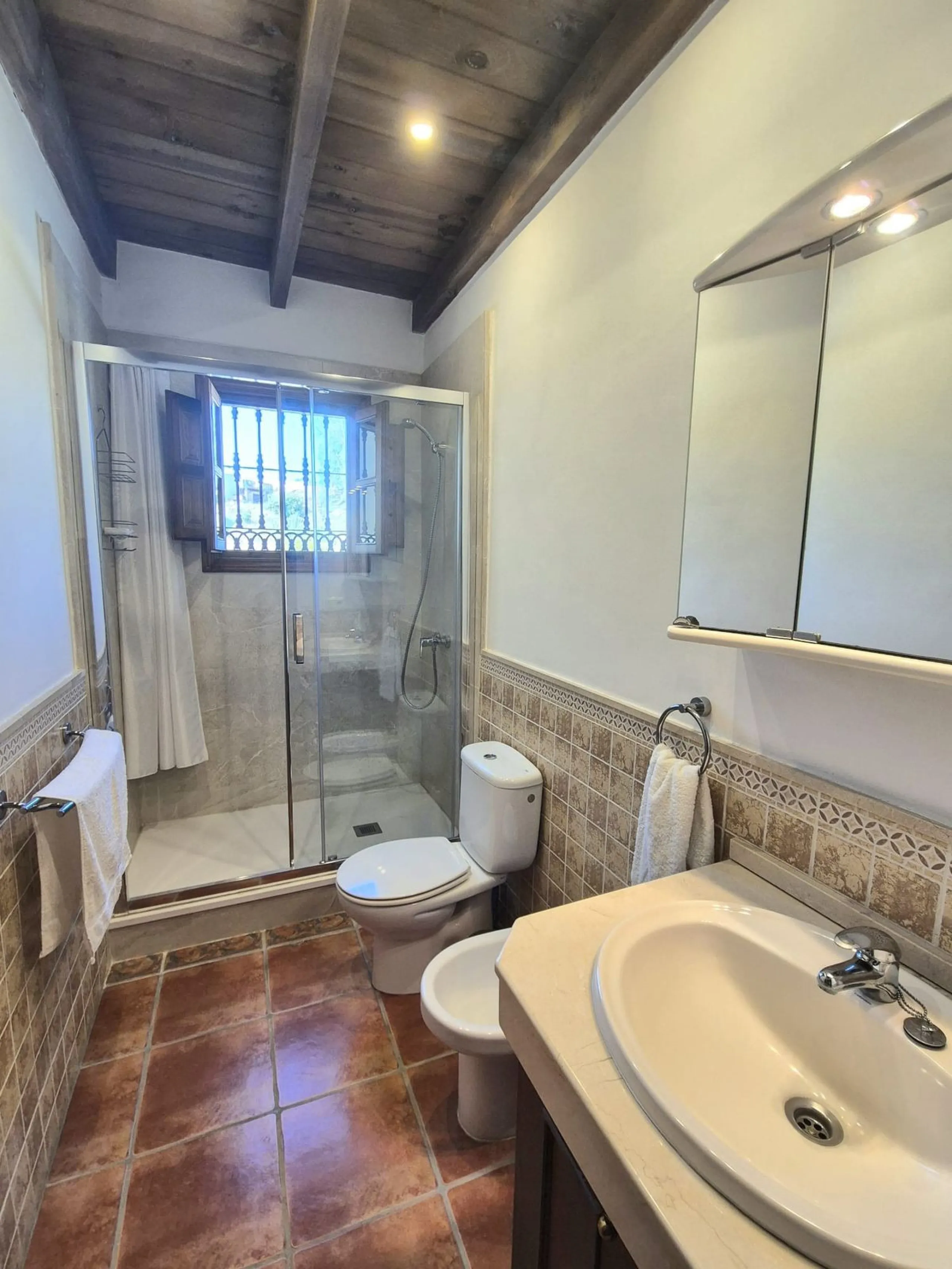 Fantastic opportunity to purchase this well kept, bright and spacious finca in between Alhaurín el Grande and Coin. The whole property, the pool, the outside kitchen etc, everything is legal and registered. Only asking price will be accepted.