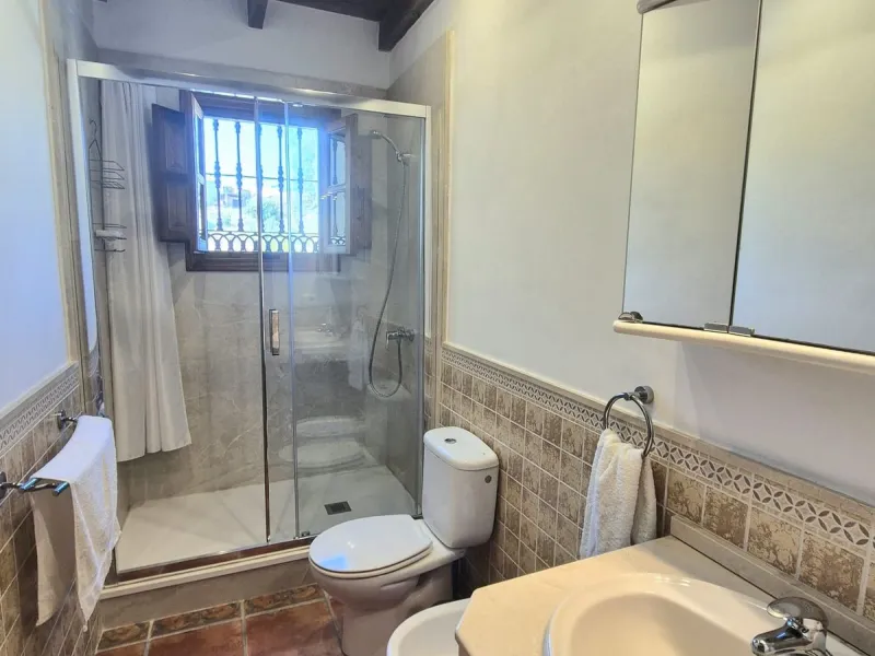 Fantastic opportunity to purchase this well kept, bright and spacious finca in between Alhaurín el Grande and Coin. The whole property, the pool, the outside kitchen etc, everything is legal and registered. Only asking price will be accepted.