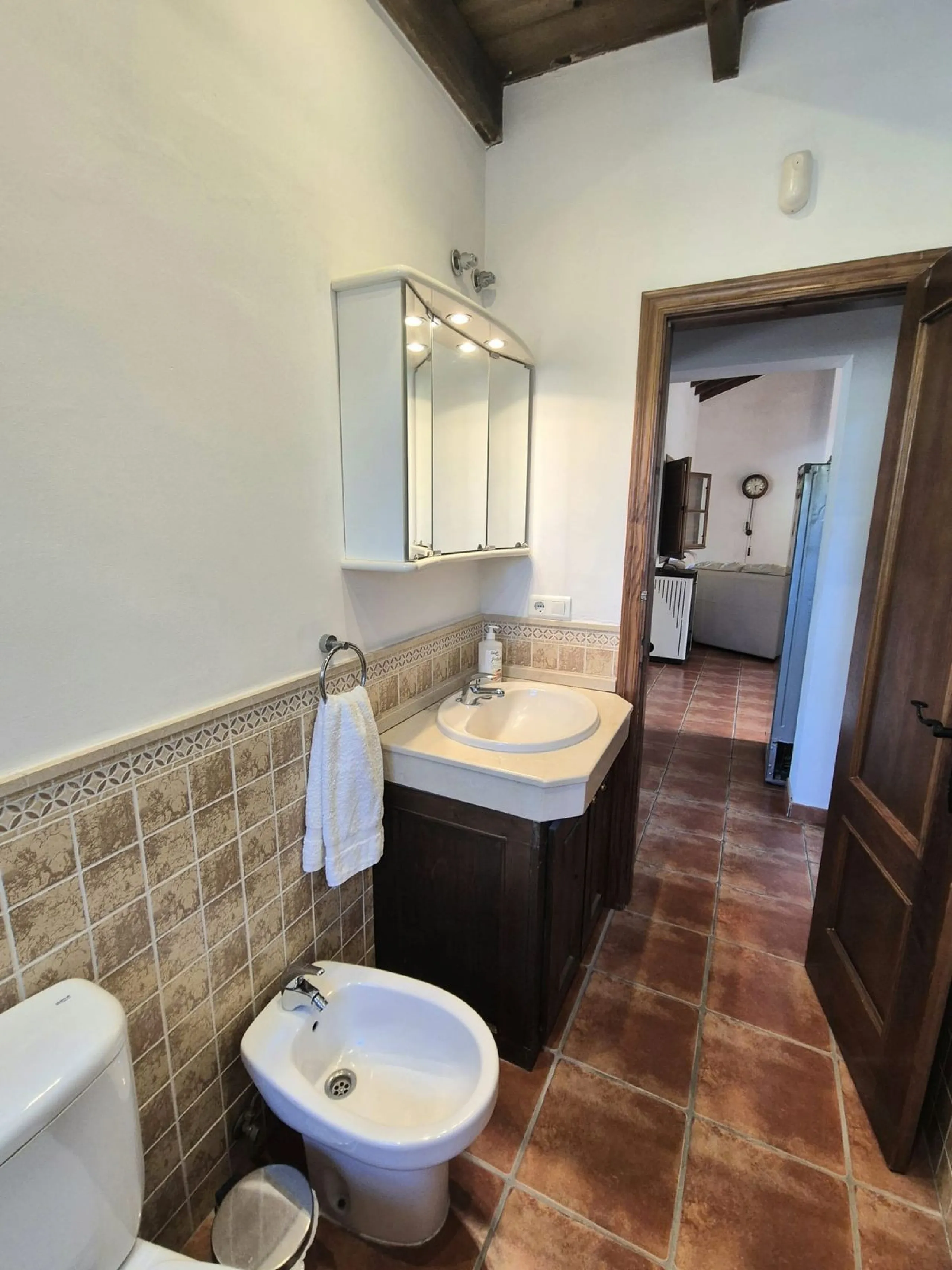 Fantastic opportunity to purchase this well kept, bright and spacious finca in between Alhaurín el Grande and Coin. The whole property, the pool, the outside kitchen etc, everything is legal and registered. Only asking price will be accepted.