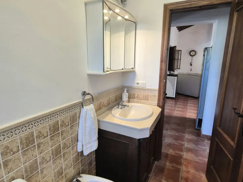 Fantastic opportunity to purchase this well kept, bright and spacious finca in between Alhaurín el Grande and Coin. The whole property, the pool, the outside kitchen etc, everything is legal and registered. Only asking price will be accepted.