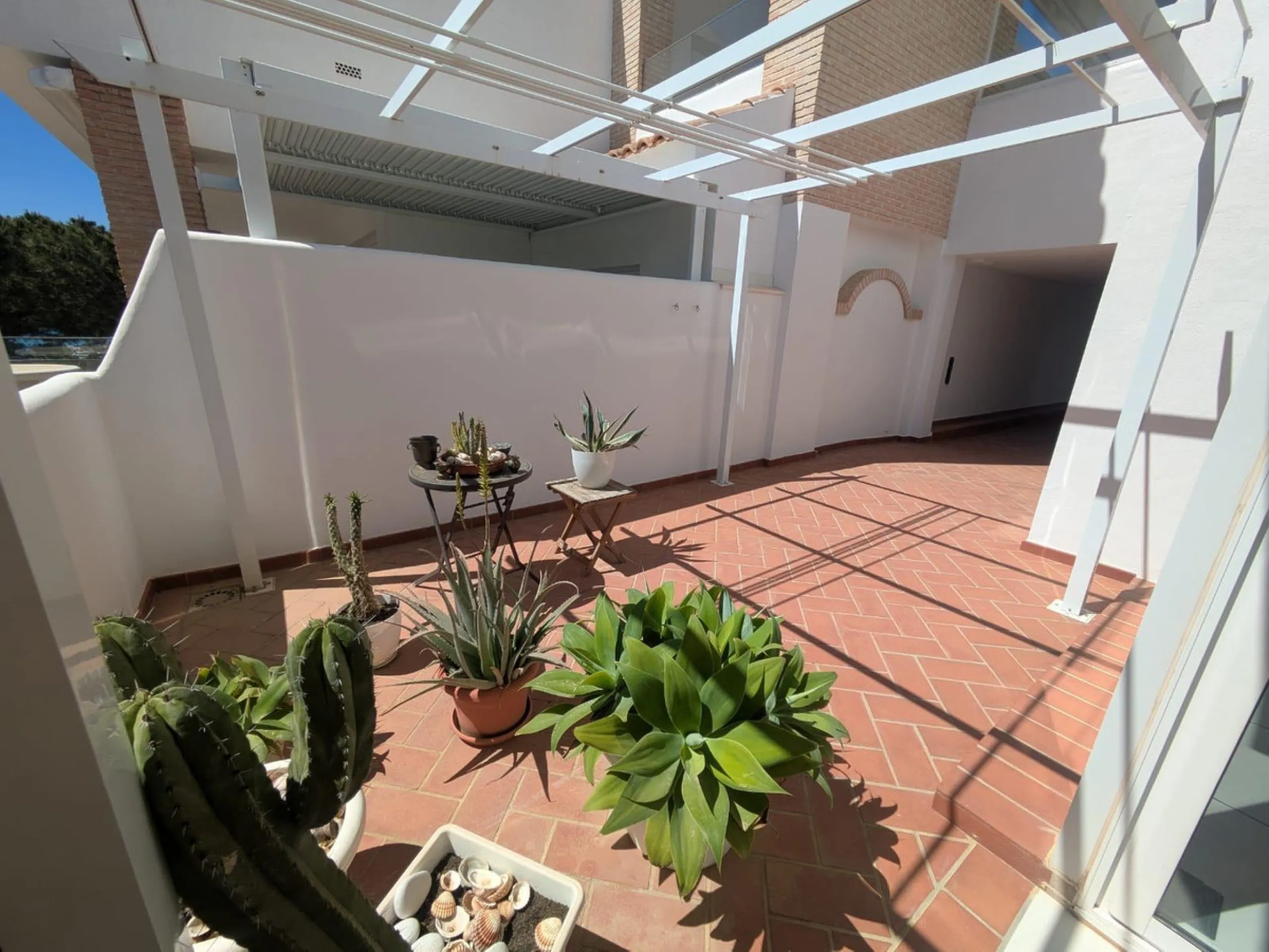 Discover this spectacular minimalist-style villa (built in 2019), located in one of the most privileged and tranquil areas of Benalmádena, surrounded by nature and with breathtaking sea views from its three terraces.