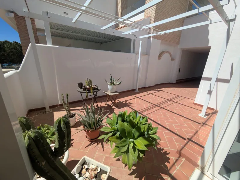 Discover this spectacular minimalist-style villa (built in 2019), located in one of the most privileged and tranquil areas of Benalmádena, surrounded by nature and with breathtaking sea views from its three terraces.