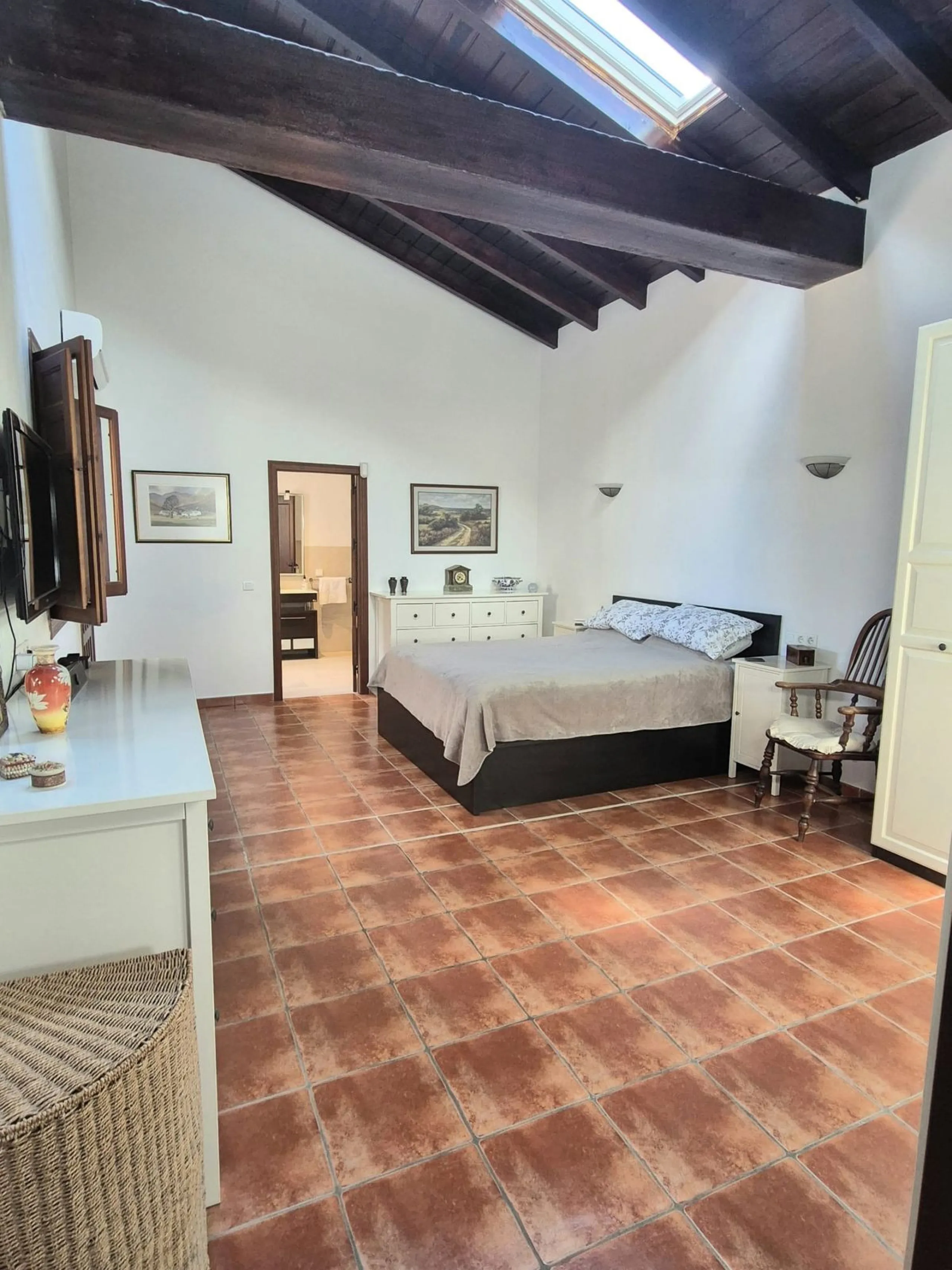 Fantastic opportunity to purchase this well kept, bright and spacious finca in between Alhaurín el Grande and Coin. The whole property, the pool, the outside kitchen etc, everything is legal and registered. Only asking price will be accepted.
