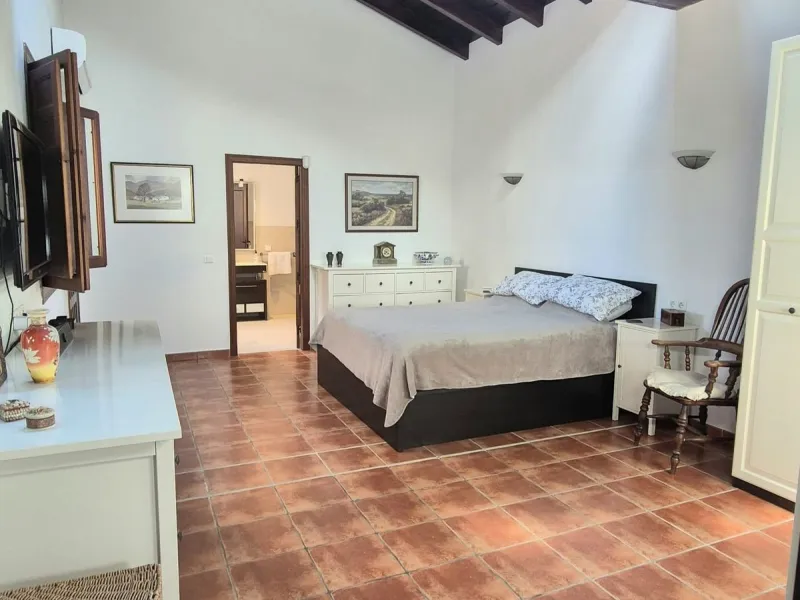 Fantastic opportunity to purchase this well kept, bright and spacious finca in between Alhaurín el Grande and Coin. The whole property, the pool, the outside kitchen etc, everything is legal and registered. Only asking price will be accepted.