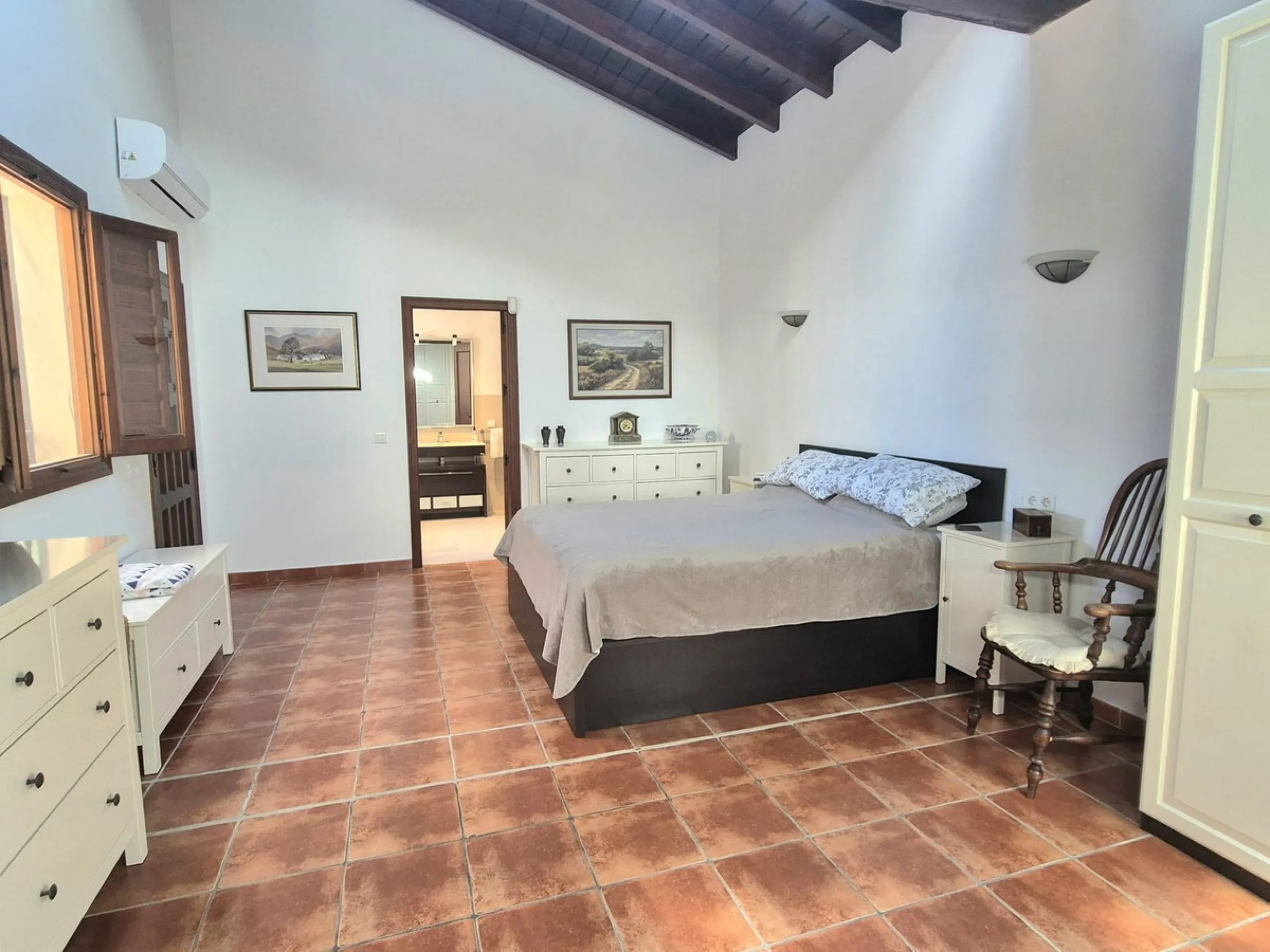 Fantastic opportunity to purchase this well kept, bright and spacious finca in between Alhaurín el Grande and Coin. The whole property, the pool, the outside kitchen etc, everything is legal and registered. Only asking price will be accepted.