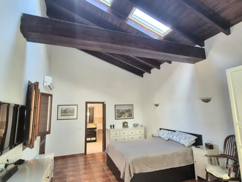 Fantastic opportunity to purchase this well kept, bright and spacious finca in between Alhaurín el Grande and Coin. The whole property, the pool, the outside kitchen etc, everything is legal and registered. Only asking price will be accepted.