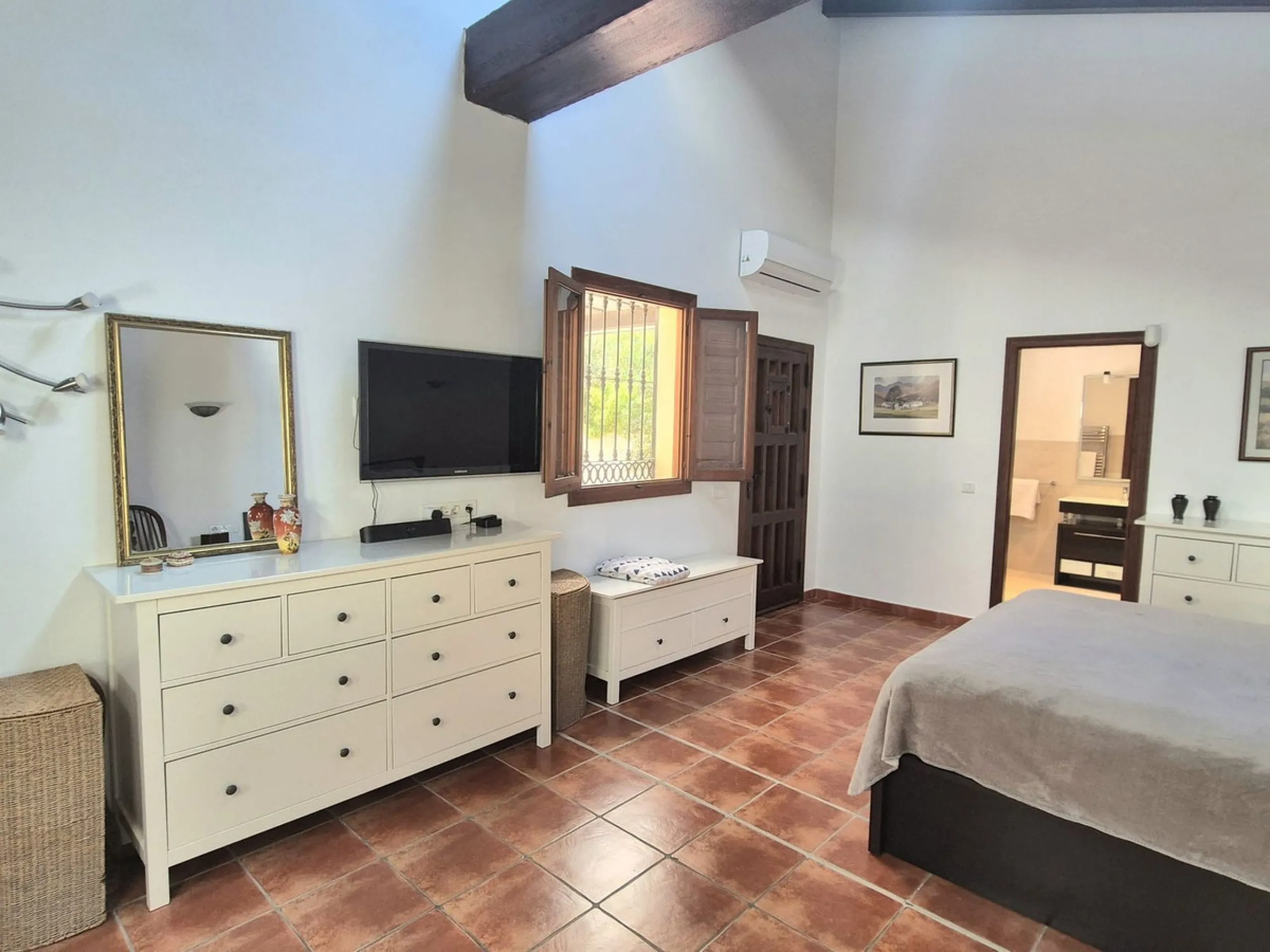 Fantastic opportunity to purchase this well kept, bright and spacious finca in between Alhaurín el Grande and Coin. The whole property, the pool, the outside kitchen etc, everything is legal and registered. Only asking price will be accepted.