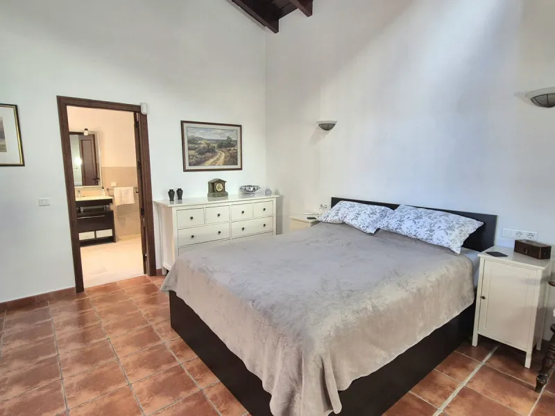 Fantastic opportunity to purchase this well kept, bright and spacious finca in between Alhaurín el Grande and Coin. The whole property, the pool, the outside kitchen etc, everything is legal and registered. Only asking price will be accepted.